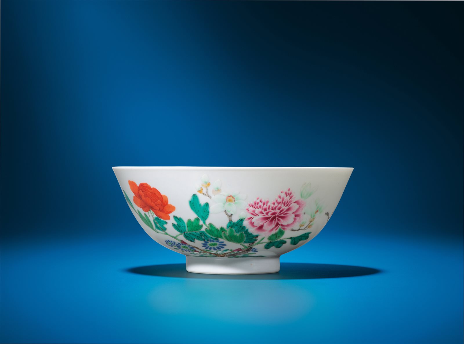 粉彩折枝牡丹花蝶纹碗
