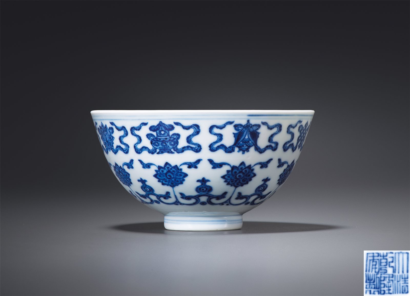 青花莲托八吉祥纹碗(图录号71)