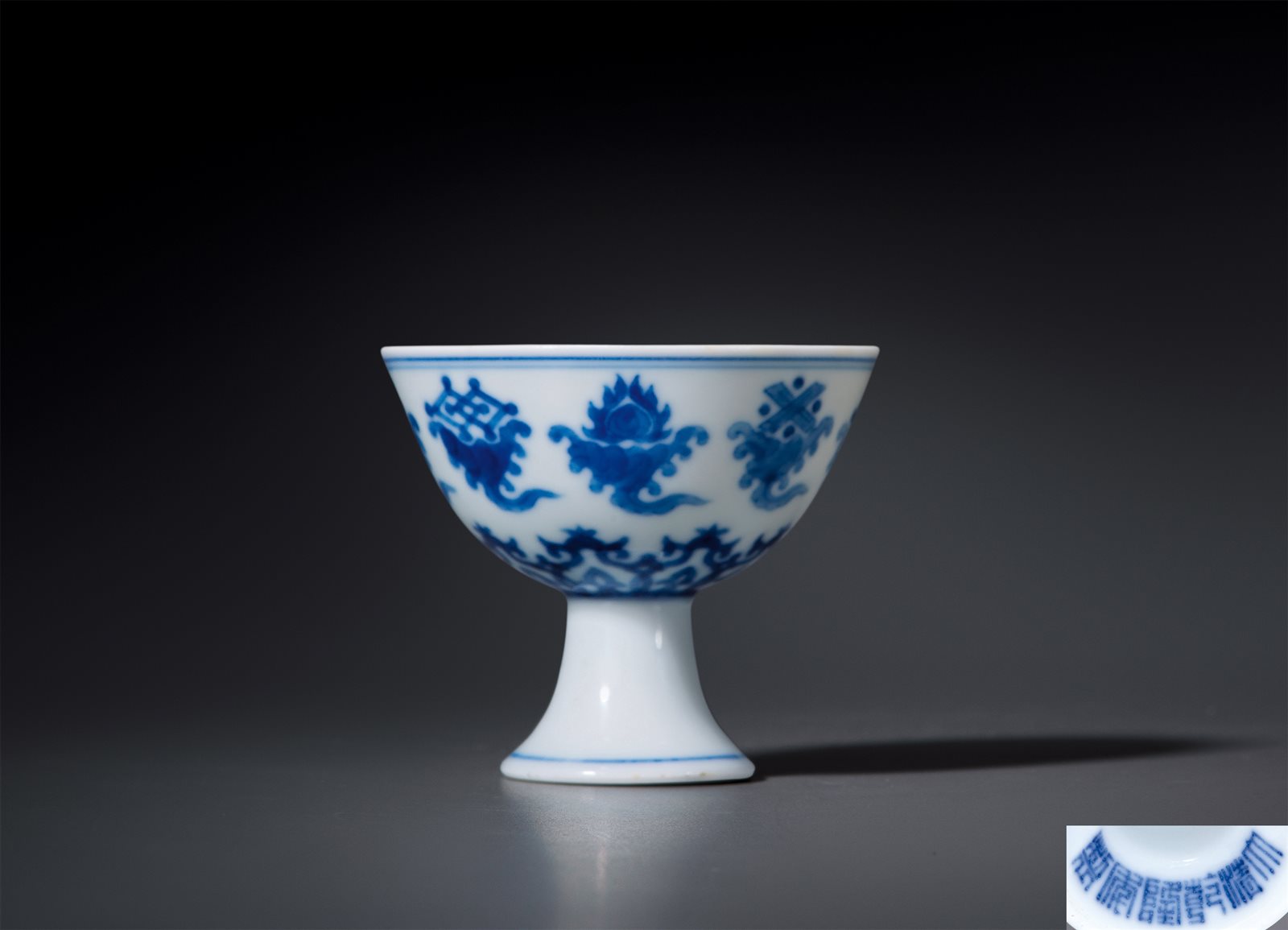 青花莲托杂宝纹小高足杯(图录号73)