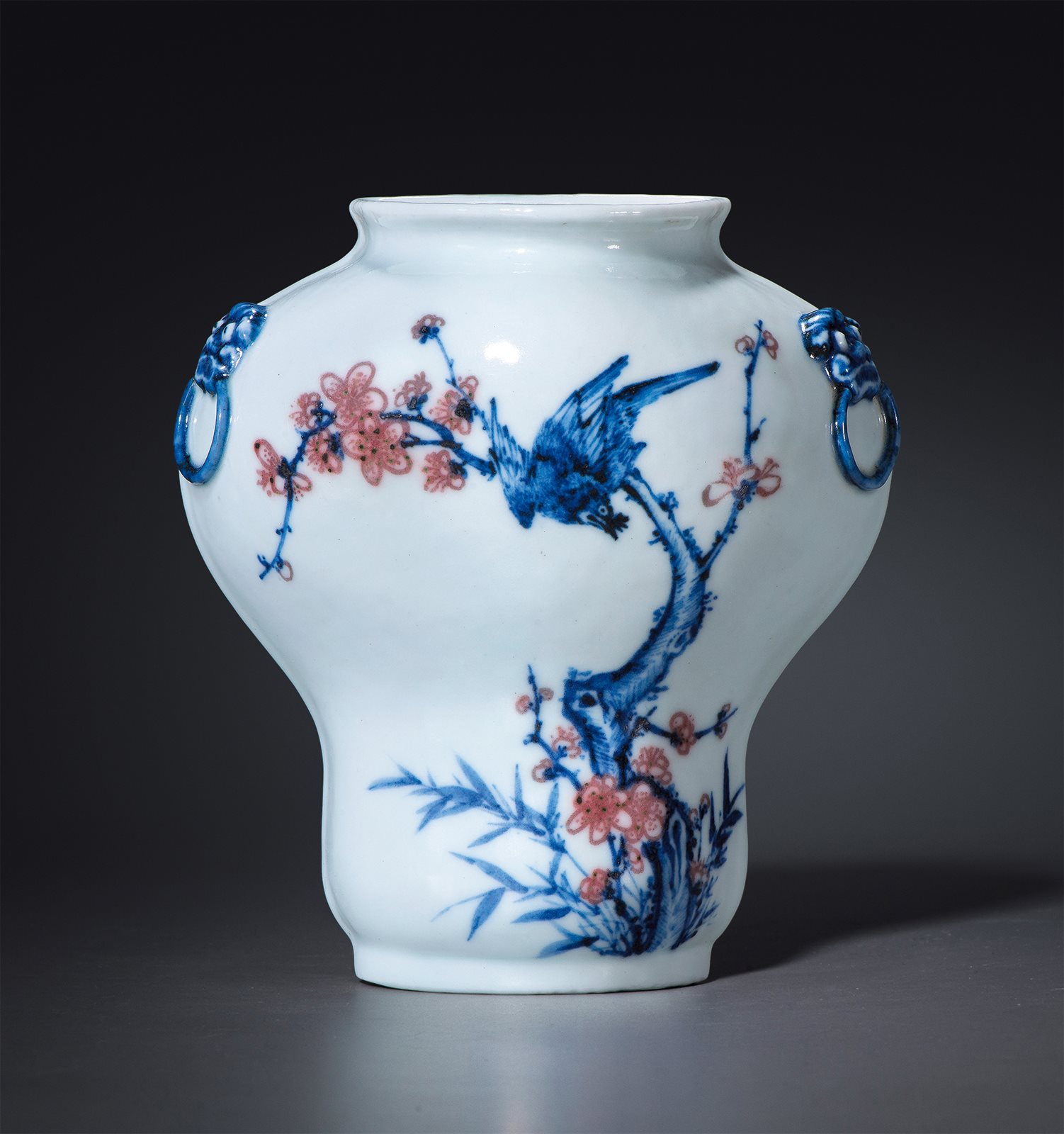 青花釉里红喜上眉梢图双铺首壁瓶(图录号78)
