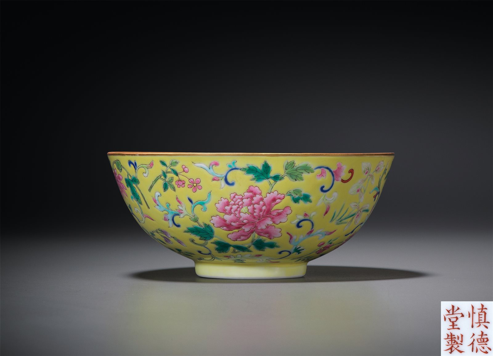 黄地洋彩描金折枝四季花卉纹碗(图录号93)