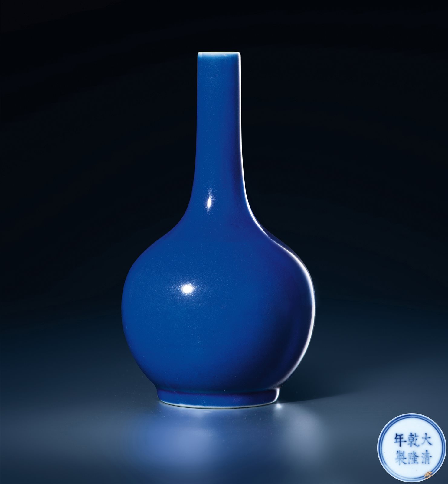 宝石蓝釉直颈瓶