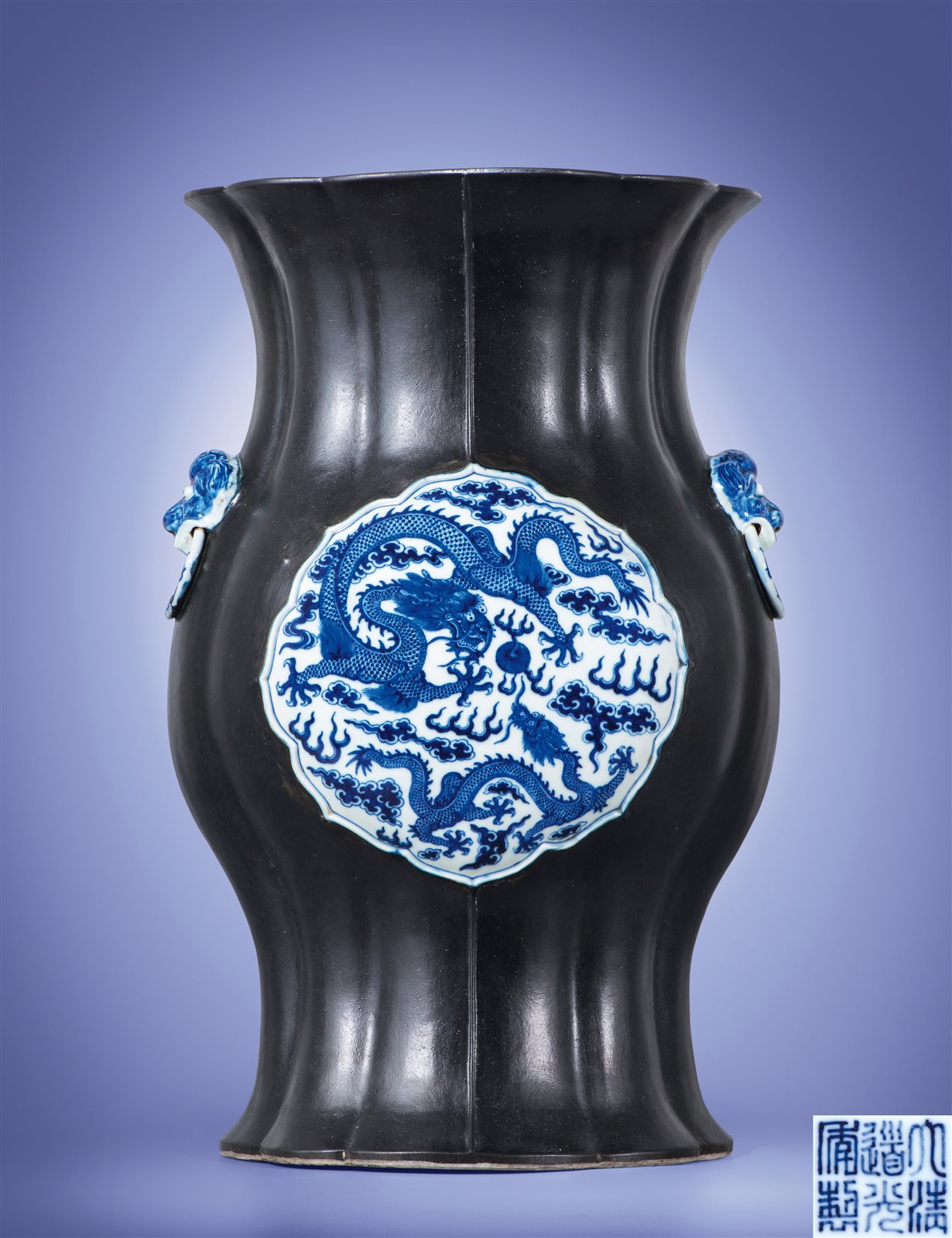 墨地开光青花双龙戏珠纹海棠形铺首大尊