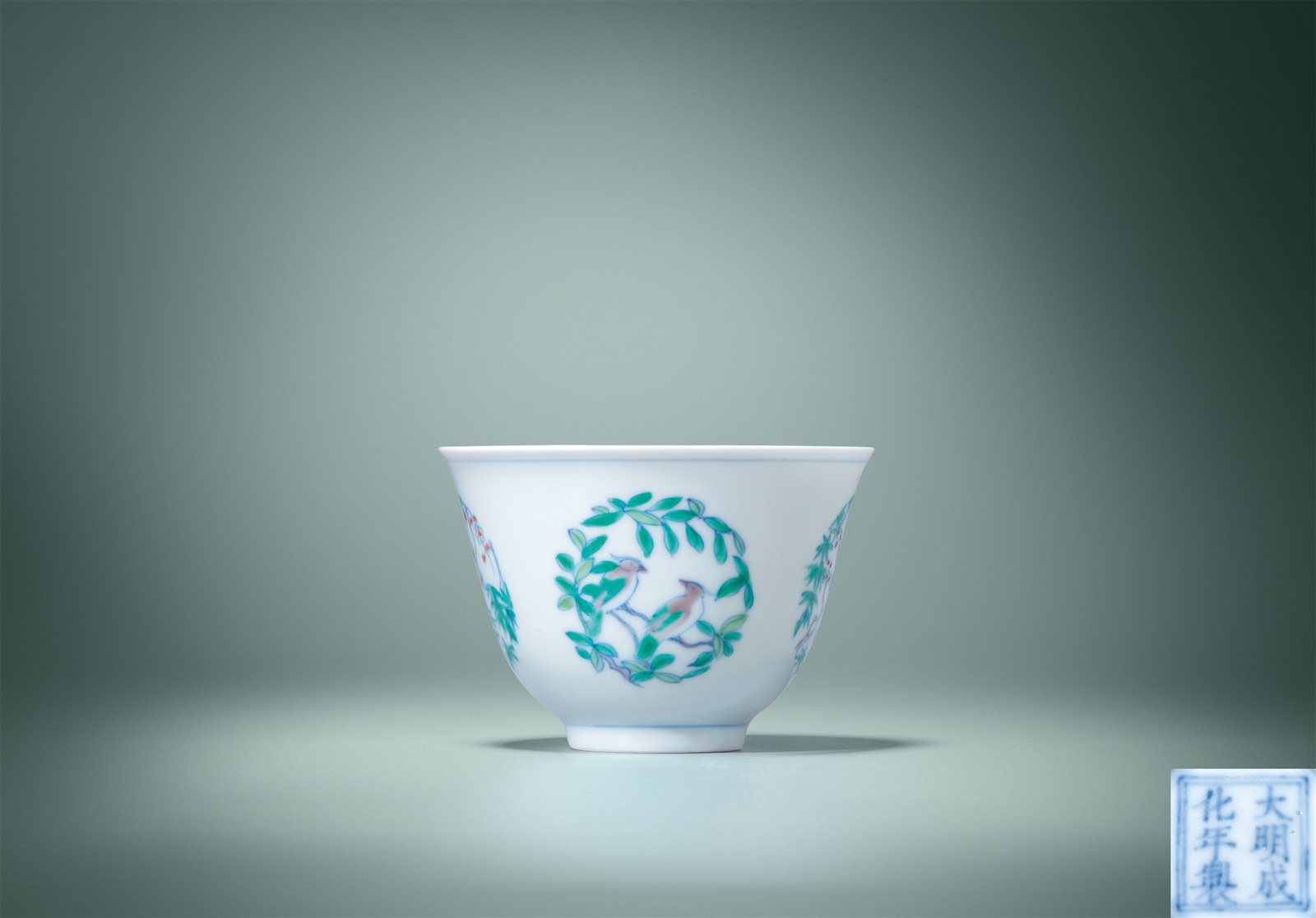 仿成窑斗彩团花花鸟纹撇口杯
