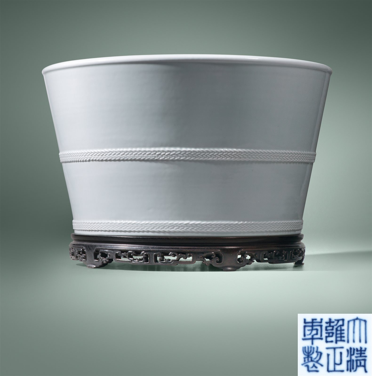 白釉模印绳纹桶式缸
