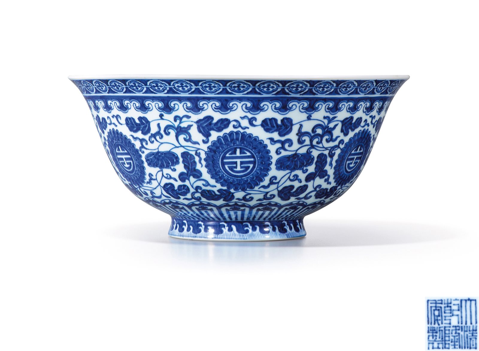 青花缠枝菊花团寿字纹大碗