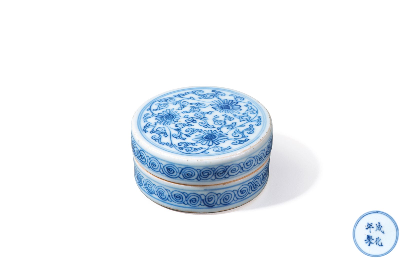 青花缠枝扁菊纹小印盒