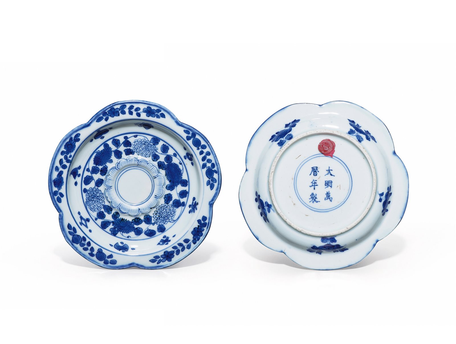 青花缠枝花卉纹花瓣型盏托
