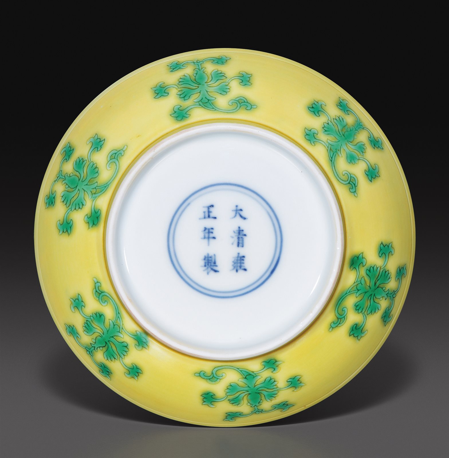 黄地绿彩西番莲纹小碟