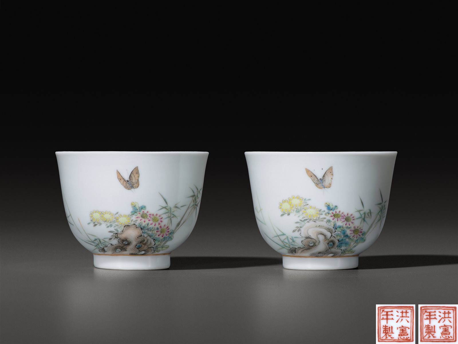 粉彩洞石花蝶纹杯一对