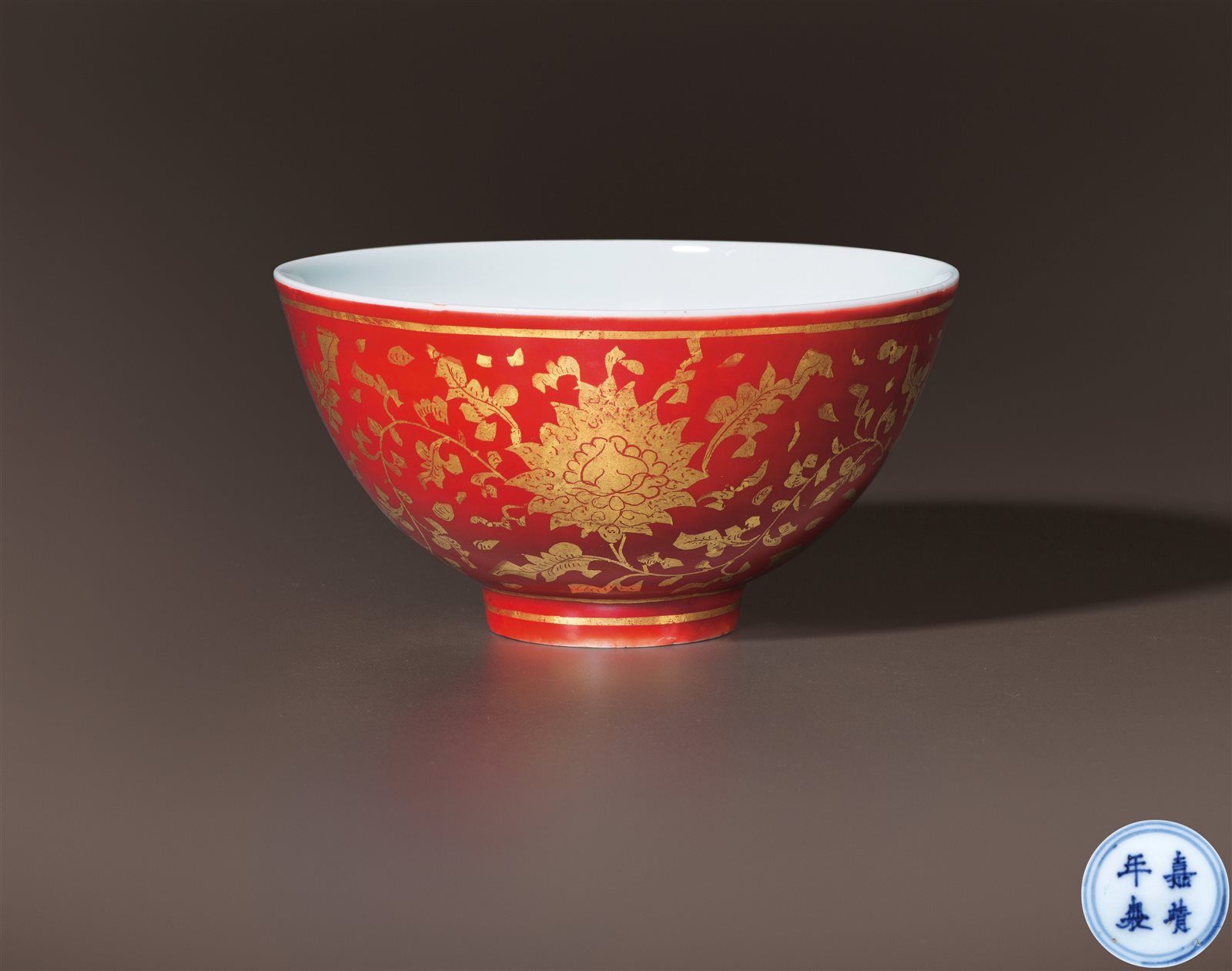 矾红描金缠枝花卉纹碗