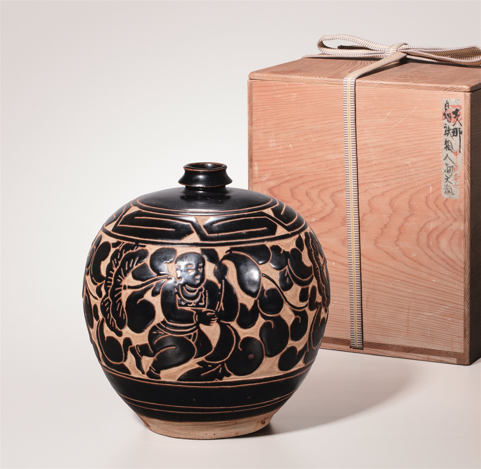 黑釉刻花童子戏莲图嘟噜瓶