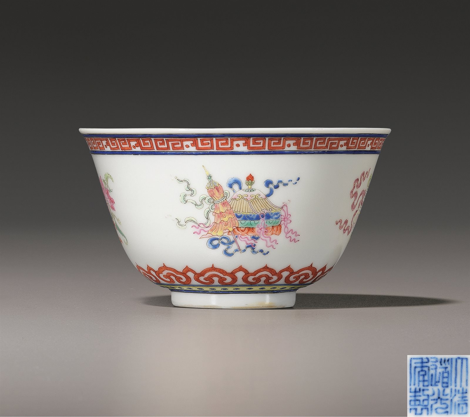 粉彩如意八吉祥纹茶碗