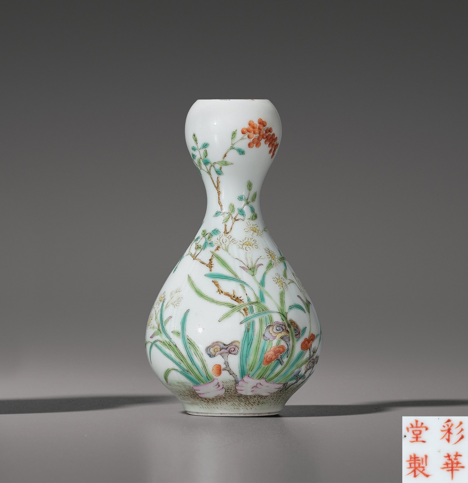 粉彩灵芝花卉纹蒜头瓶