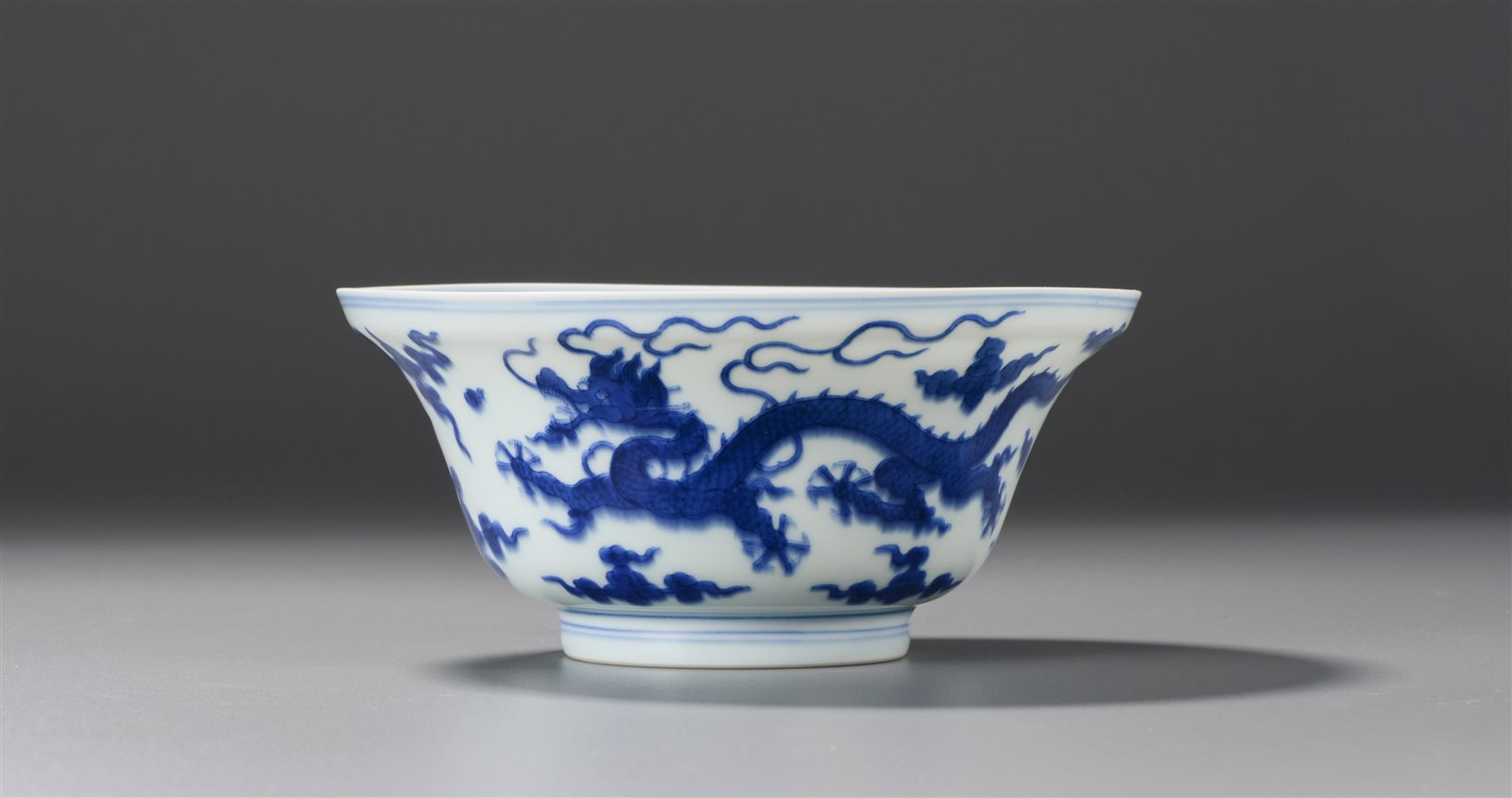 青花云龙纹折沿碗