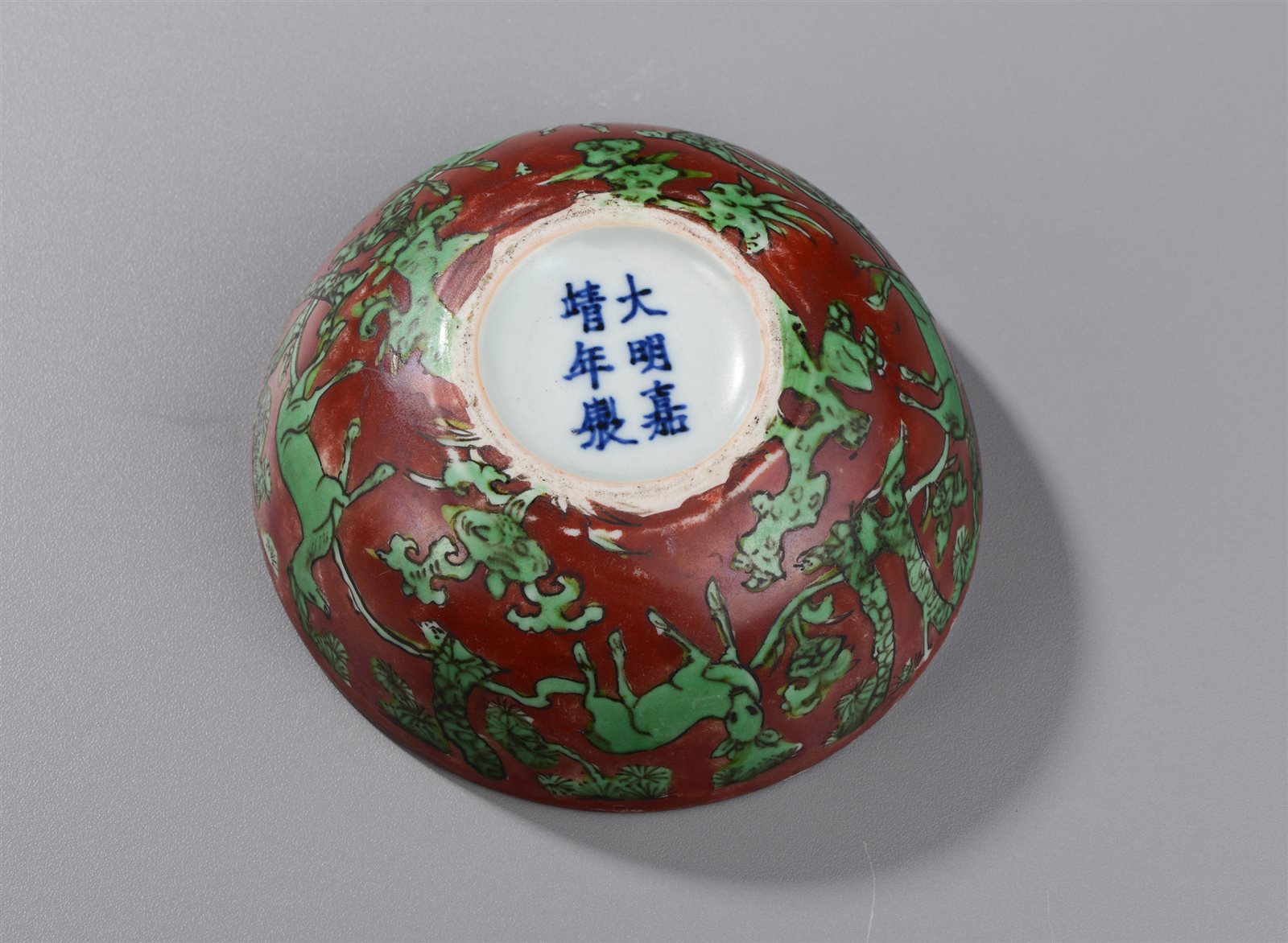 红地绿彩松鹿纹卧足碗