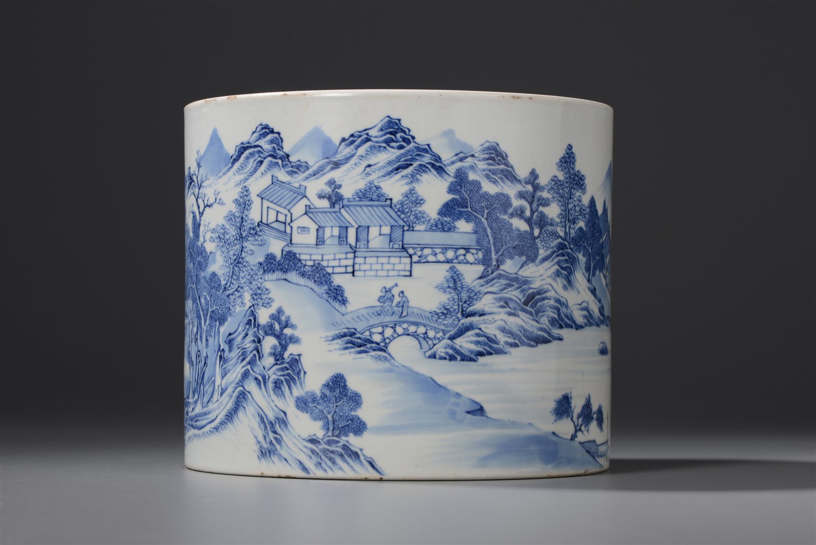 青花山水人物图笔筒