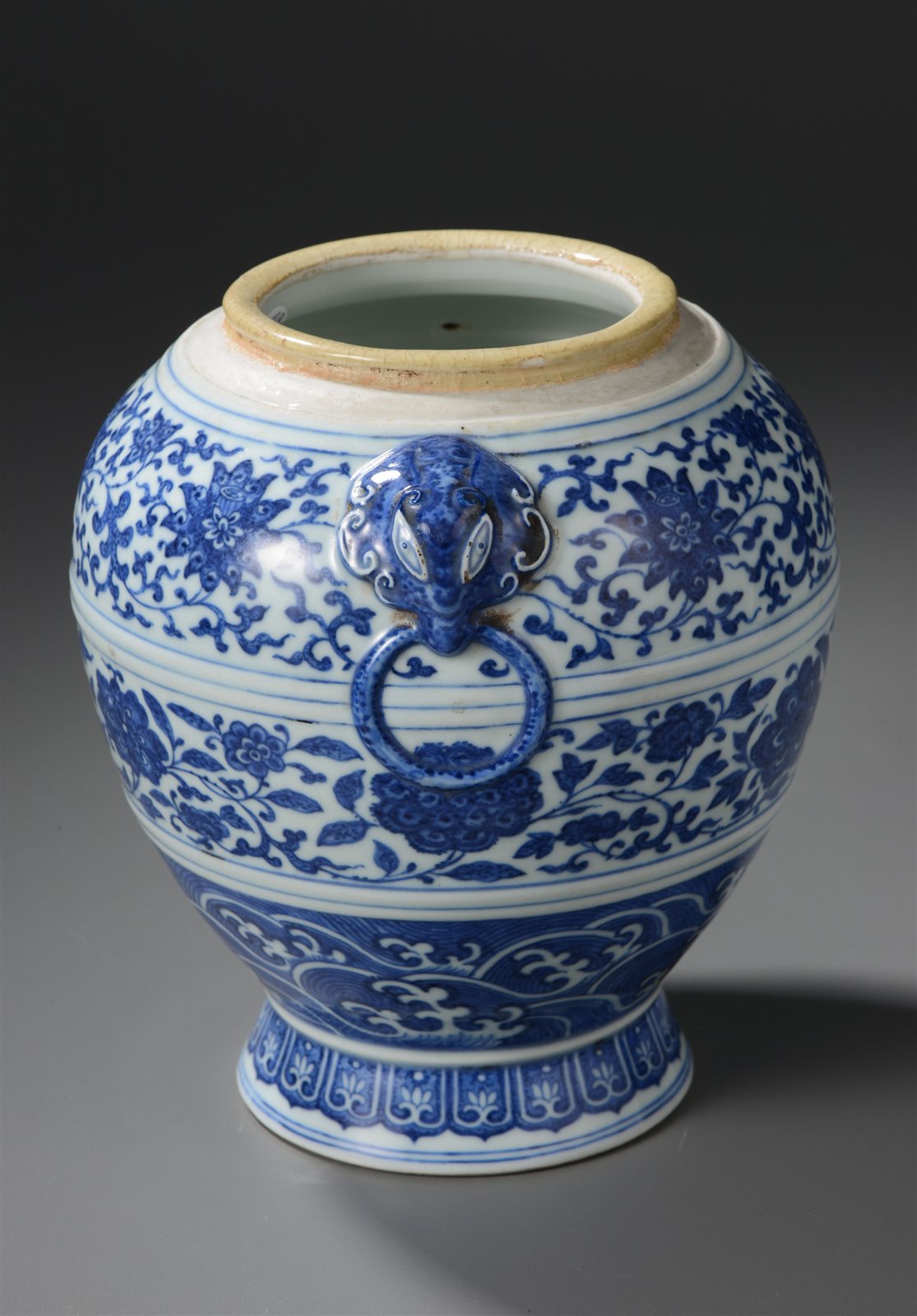青花缠枝莲弦纹铺首尊