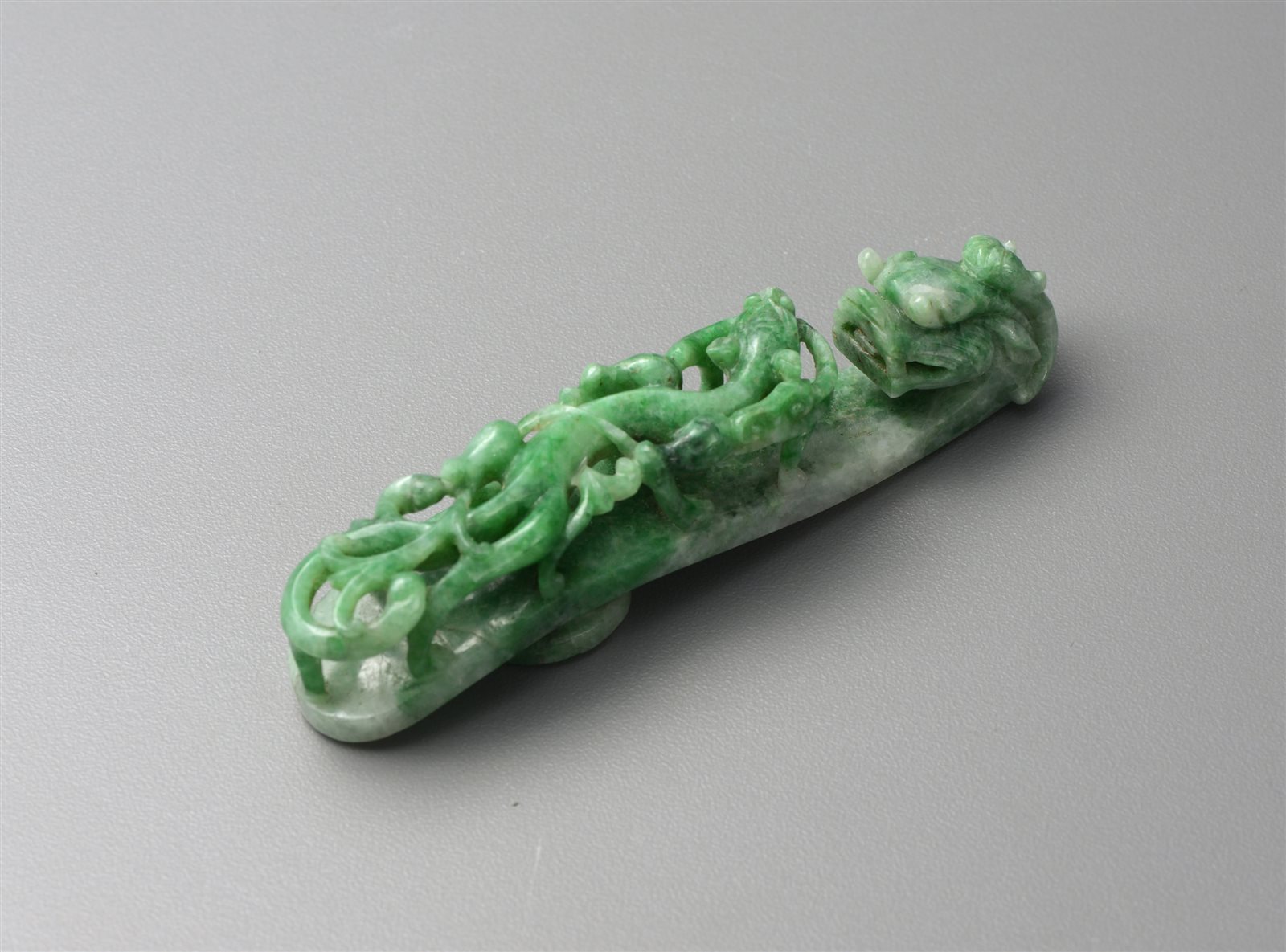 翡翠镂雕“苍龙教子”纹带钩