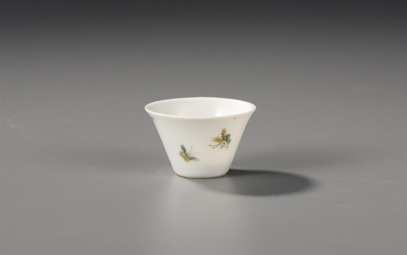 粉彩兰花蝶纹小杯
