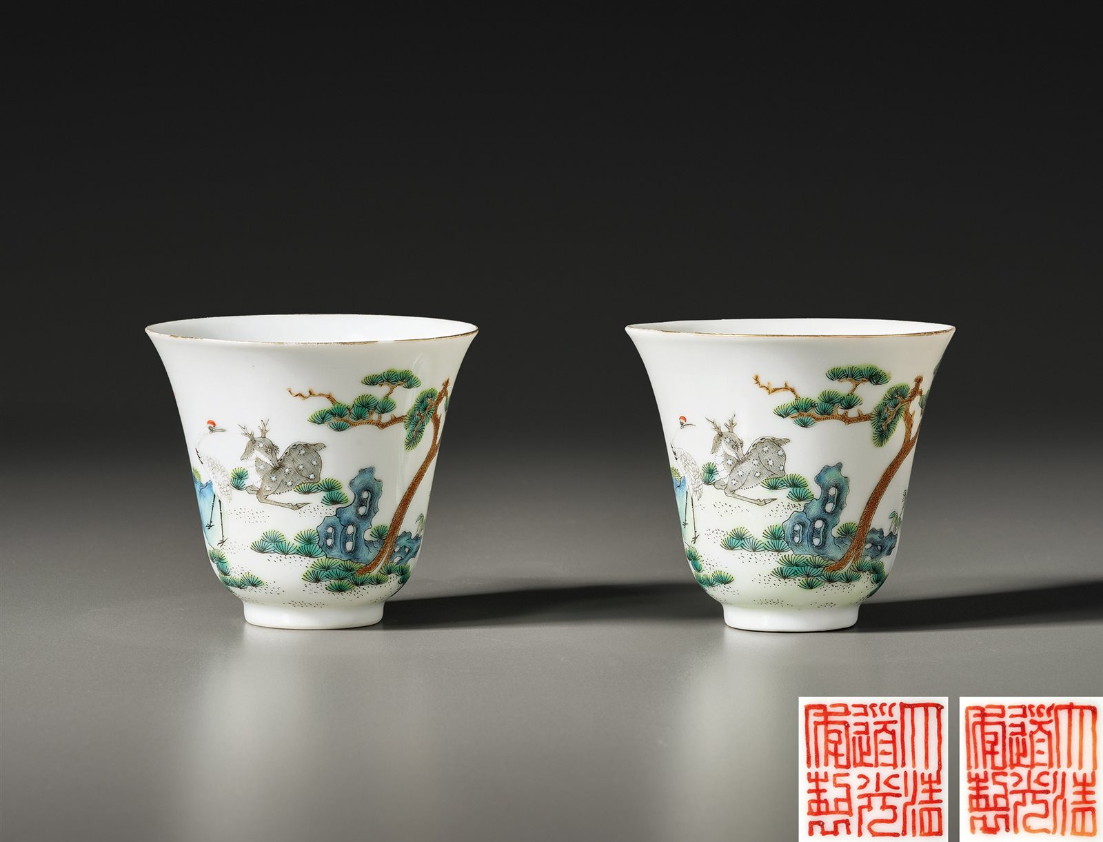 粉彩“鹿鹤同春”纹铃铛杯一对