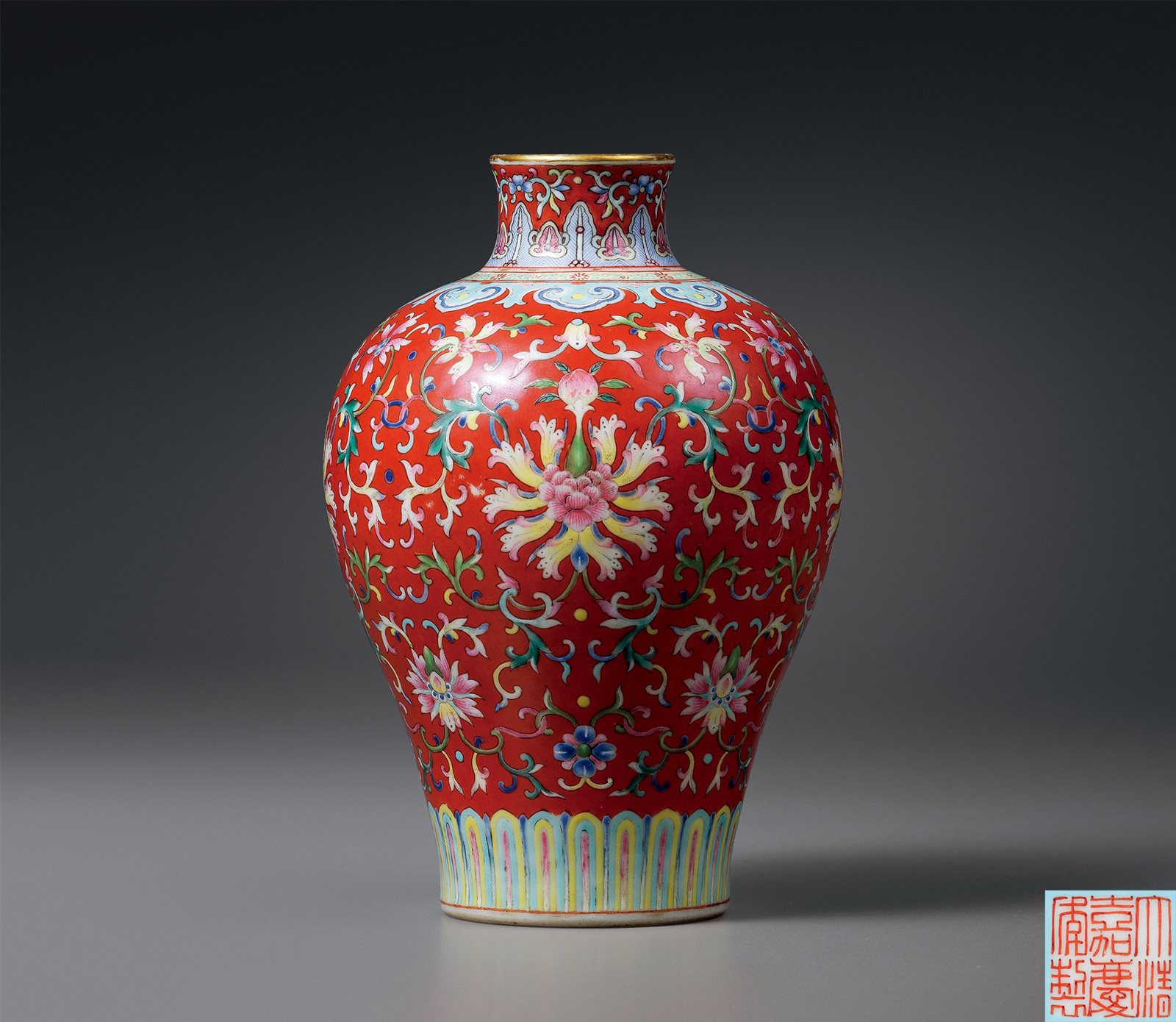 珊瑚红地粉彩缠枝宝相花纹梅瓶