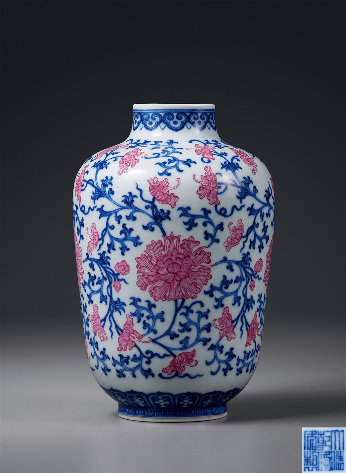 青花胭脂红缠枝宝相花纹灯笼瓶