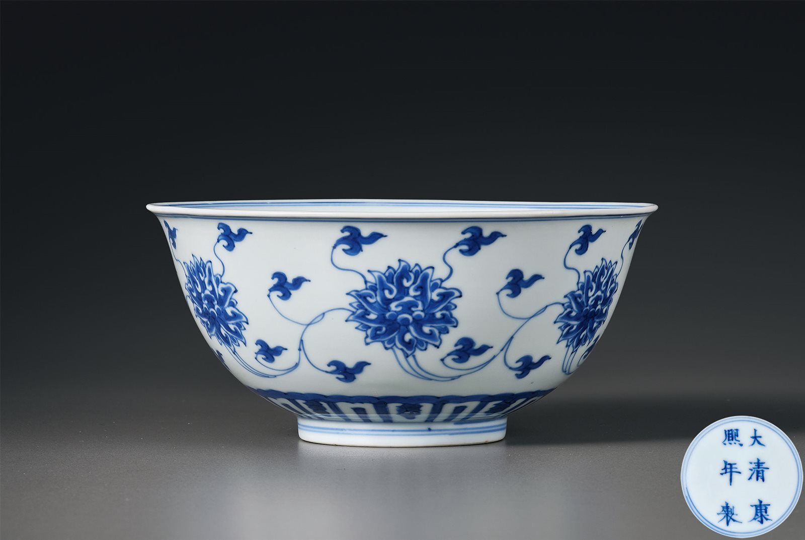 青花缠枝西番莲纹碗