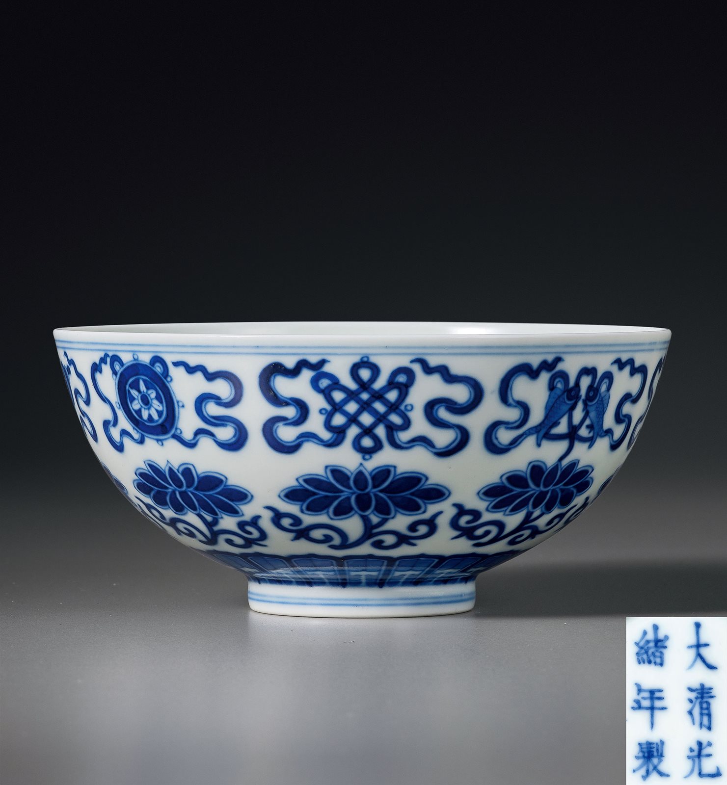 青花莲托八吉祥纹碗