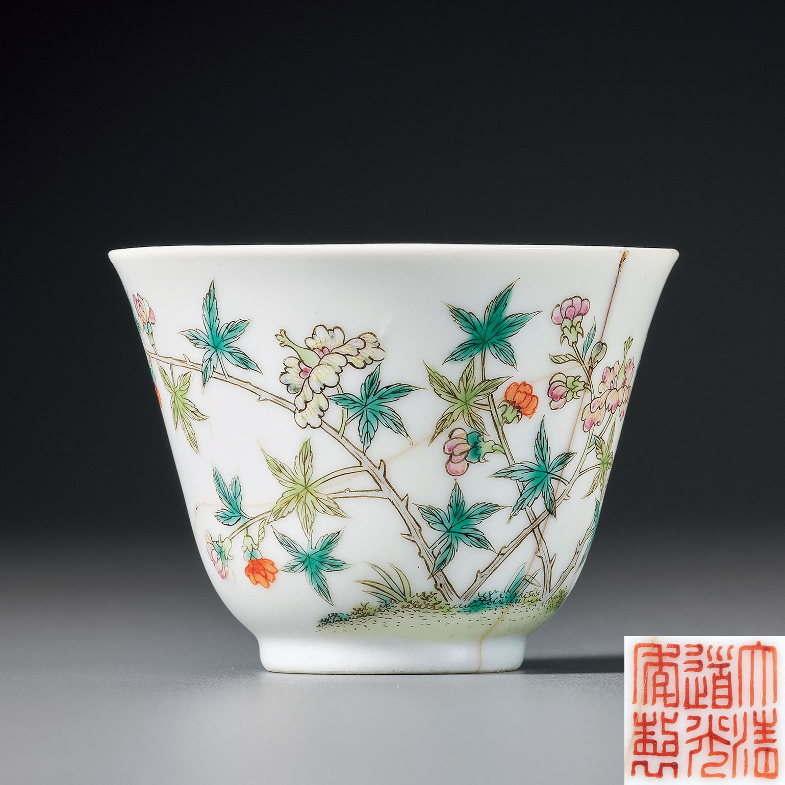 粉彩花卉纹杯
