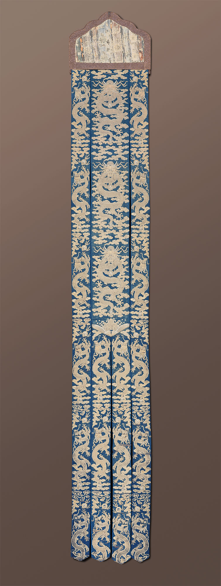 蓝缎织金龙幡