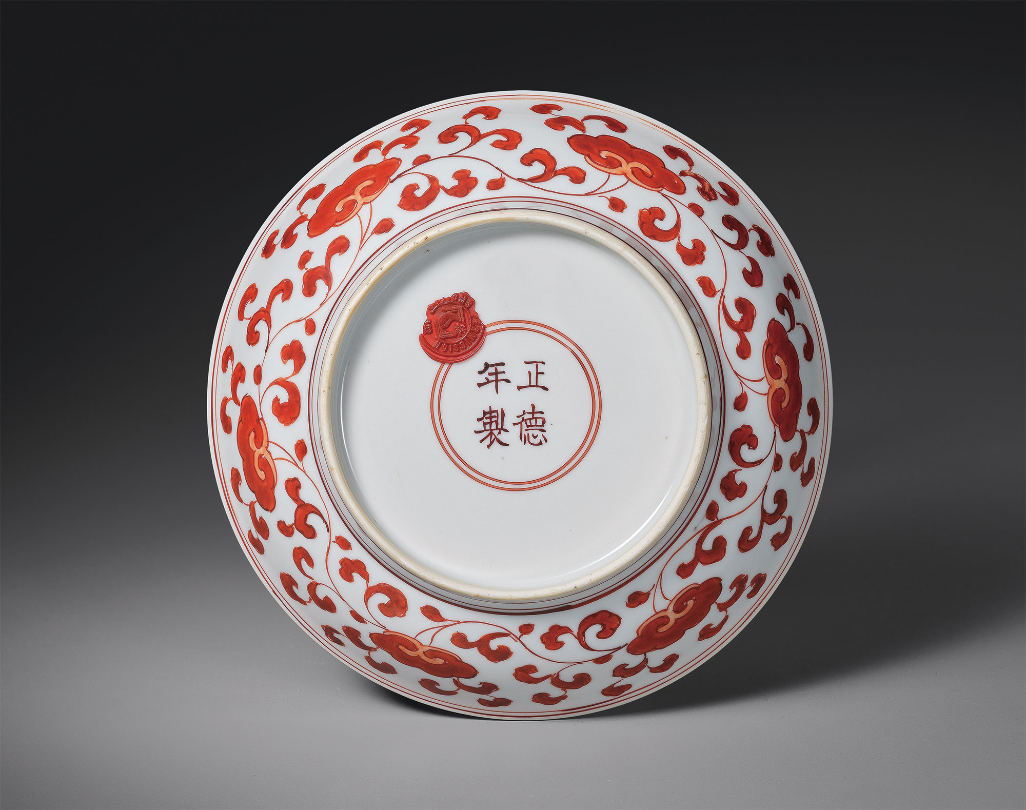 矾红缠枝灵芝纹盘