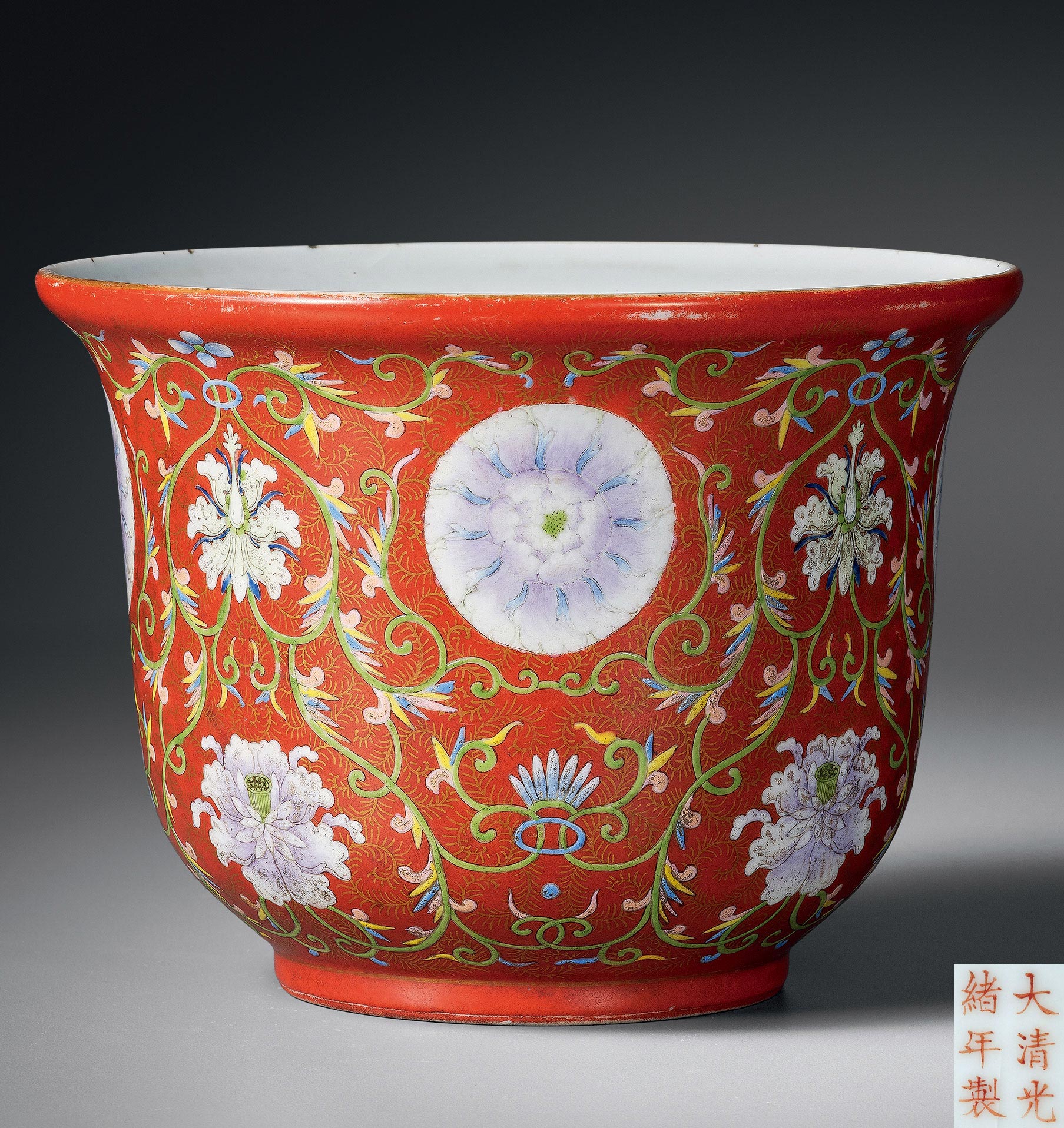 珊瑚红地粉彩描金缠枝花卉纹花盆
