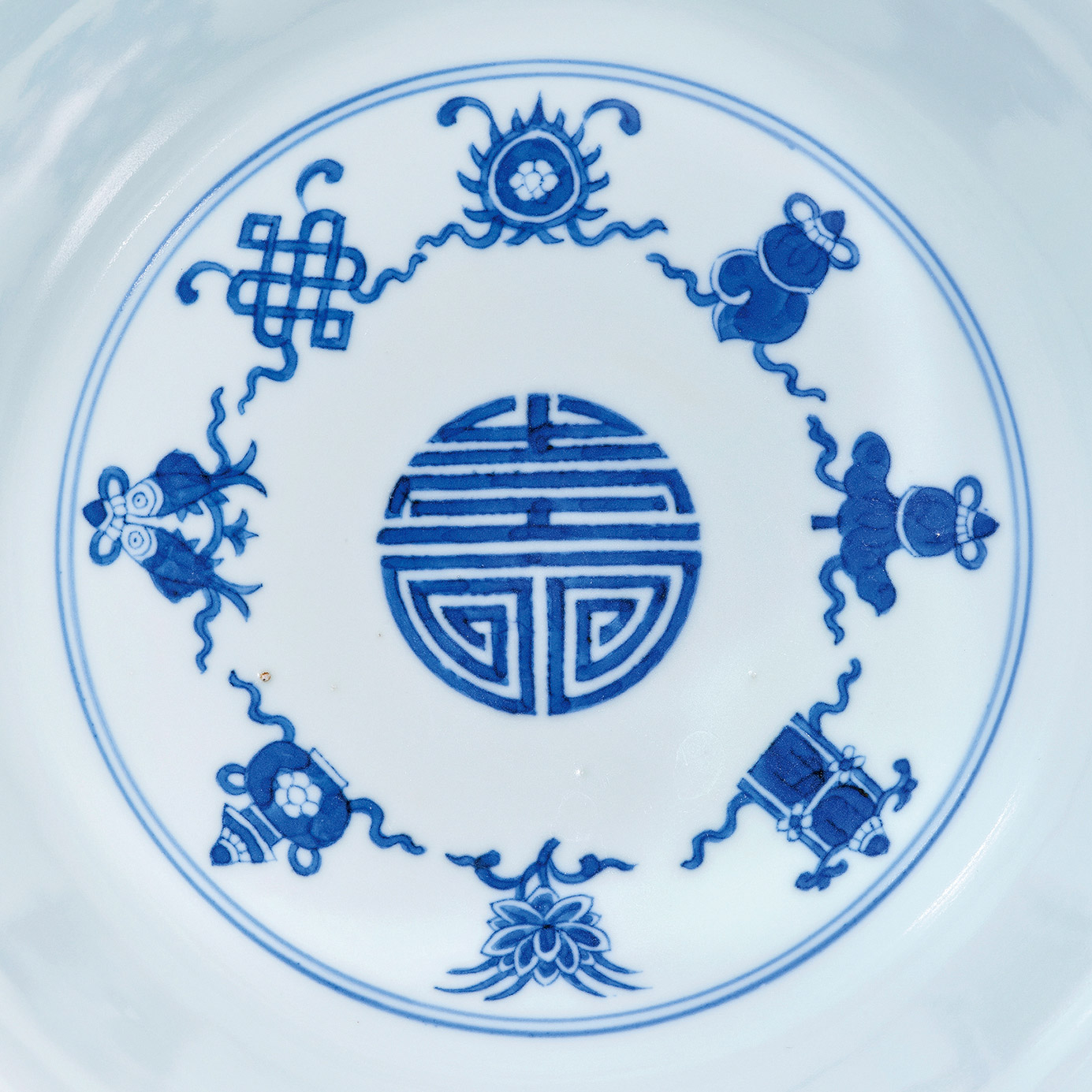 青花缠枝莲托八吉祥纹万寿无疆碗