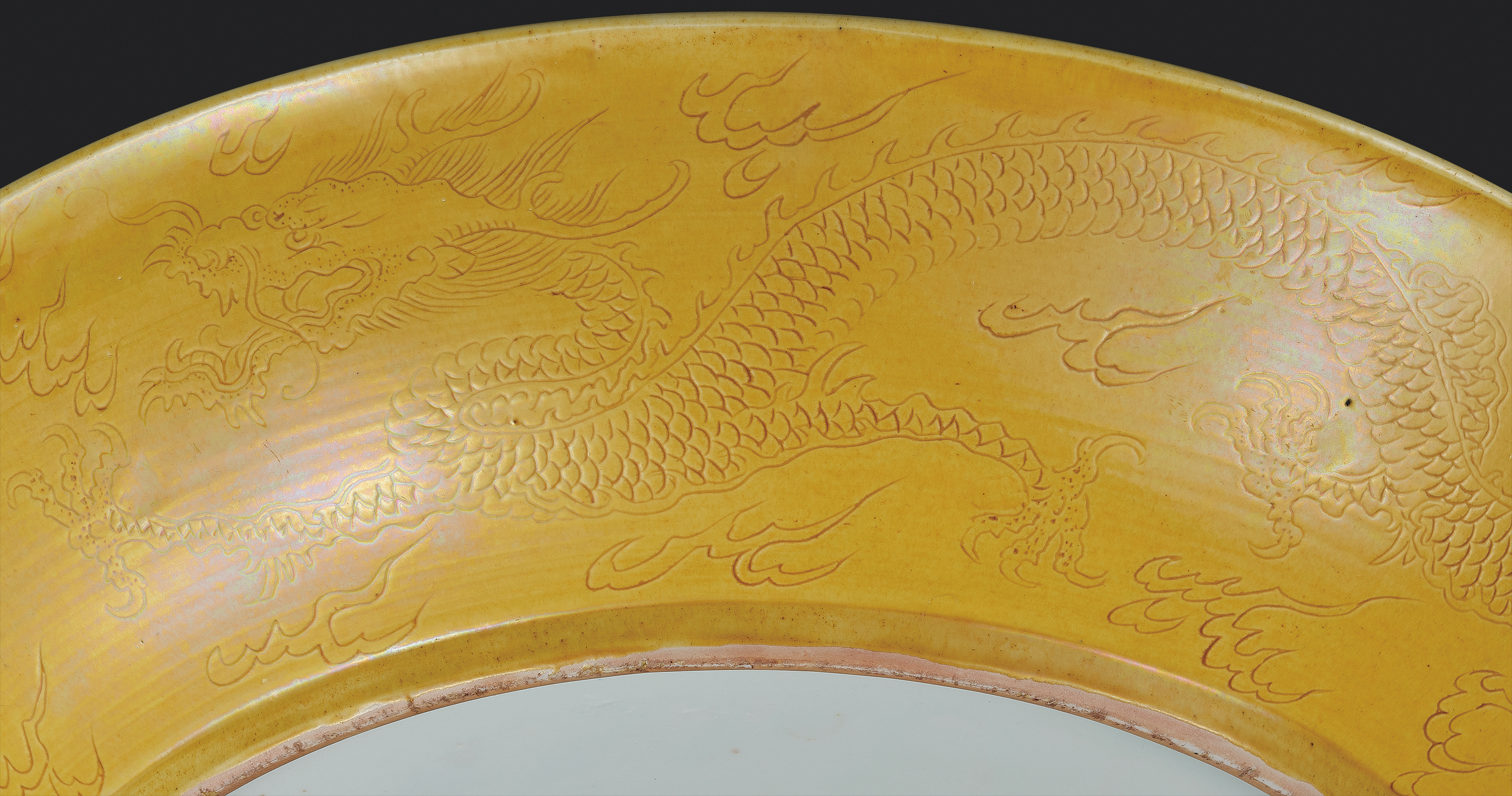 清康熙 黄釉暗刻云龙赶珠纹大盘