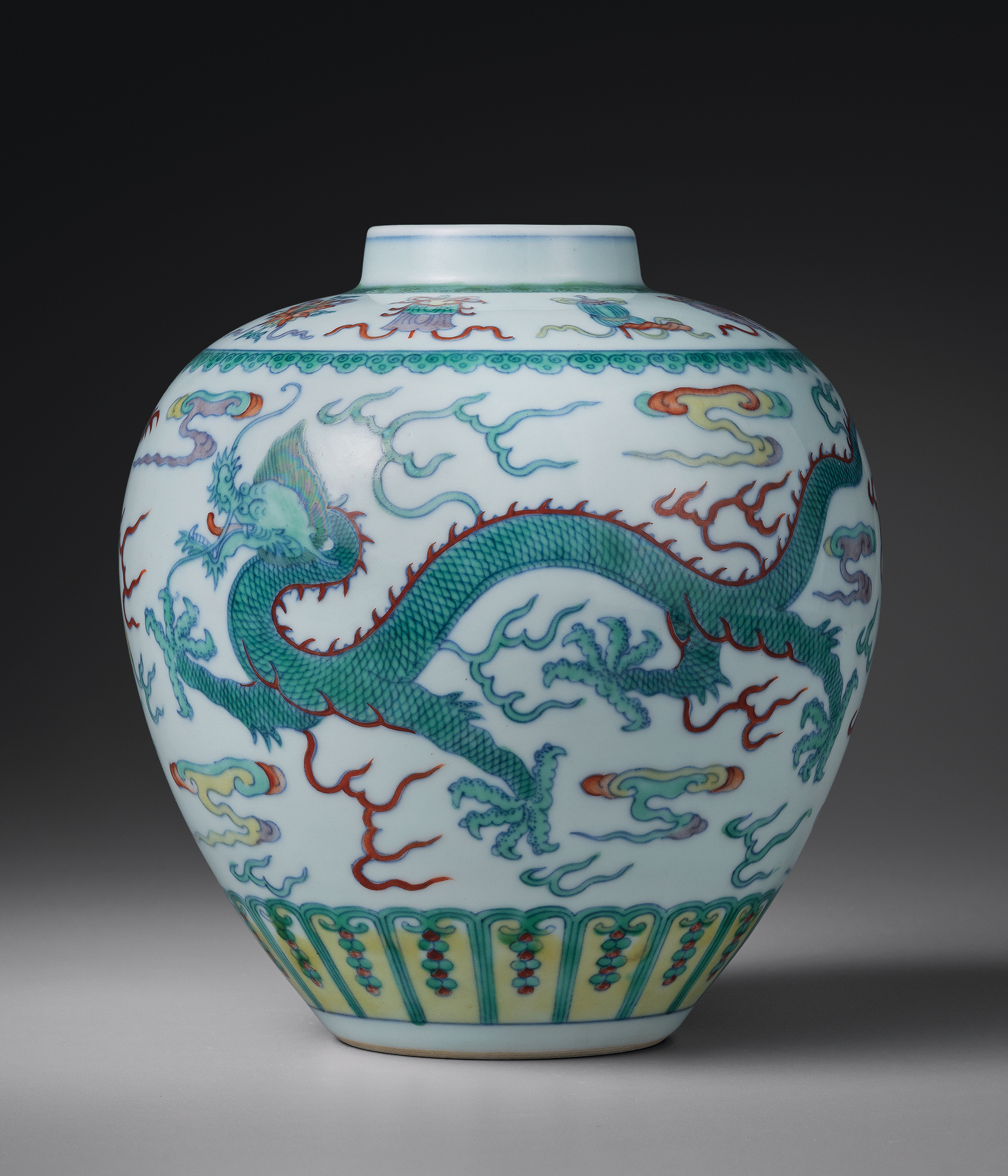 清道光 斗彩云龙赶珠八吉祥纹罐