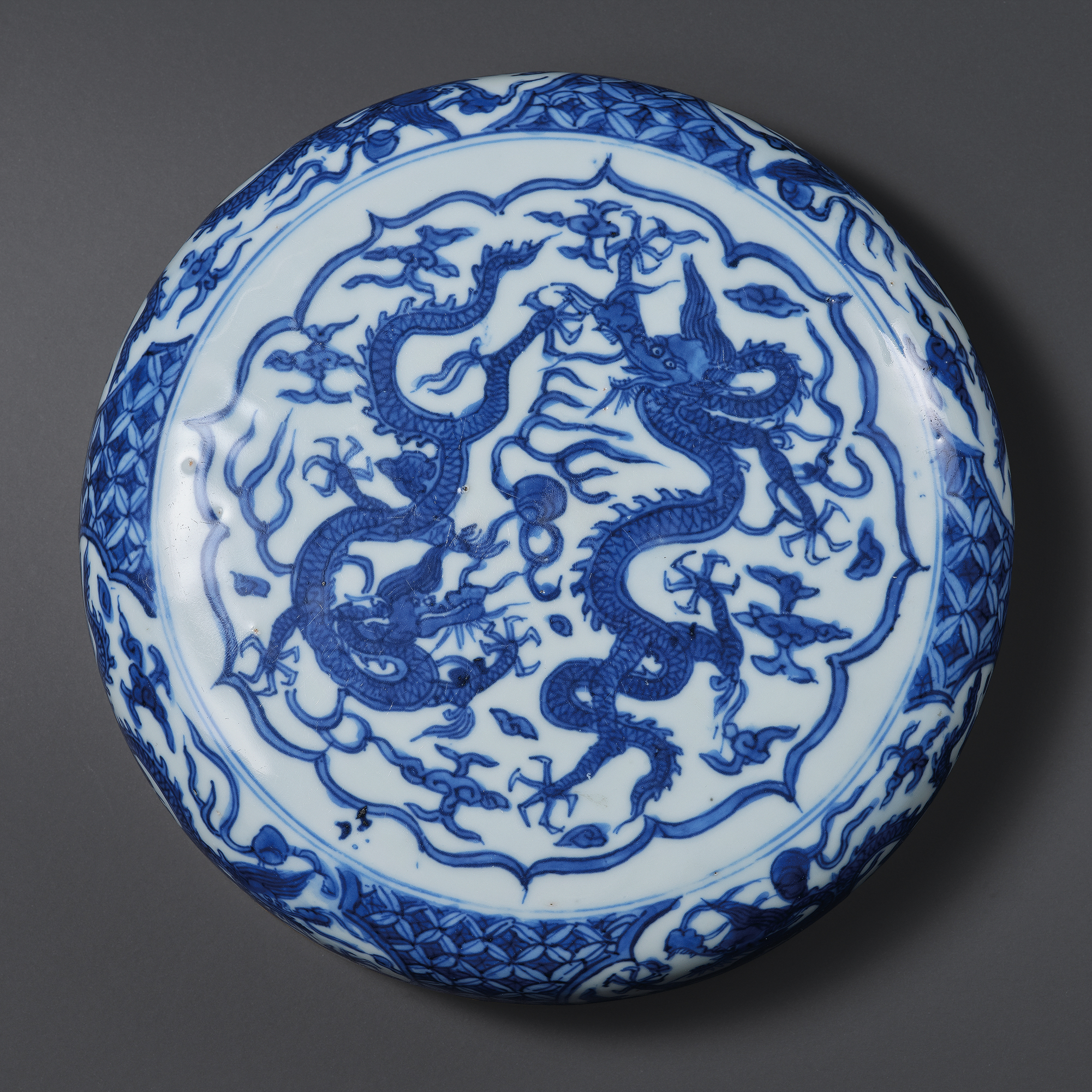 明万历 青花锦地开光云龙纹盖盒