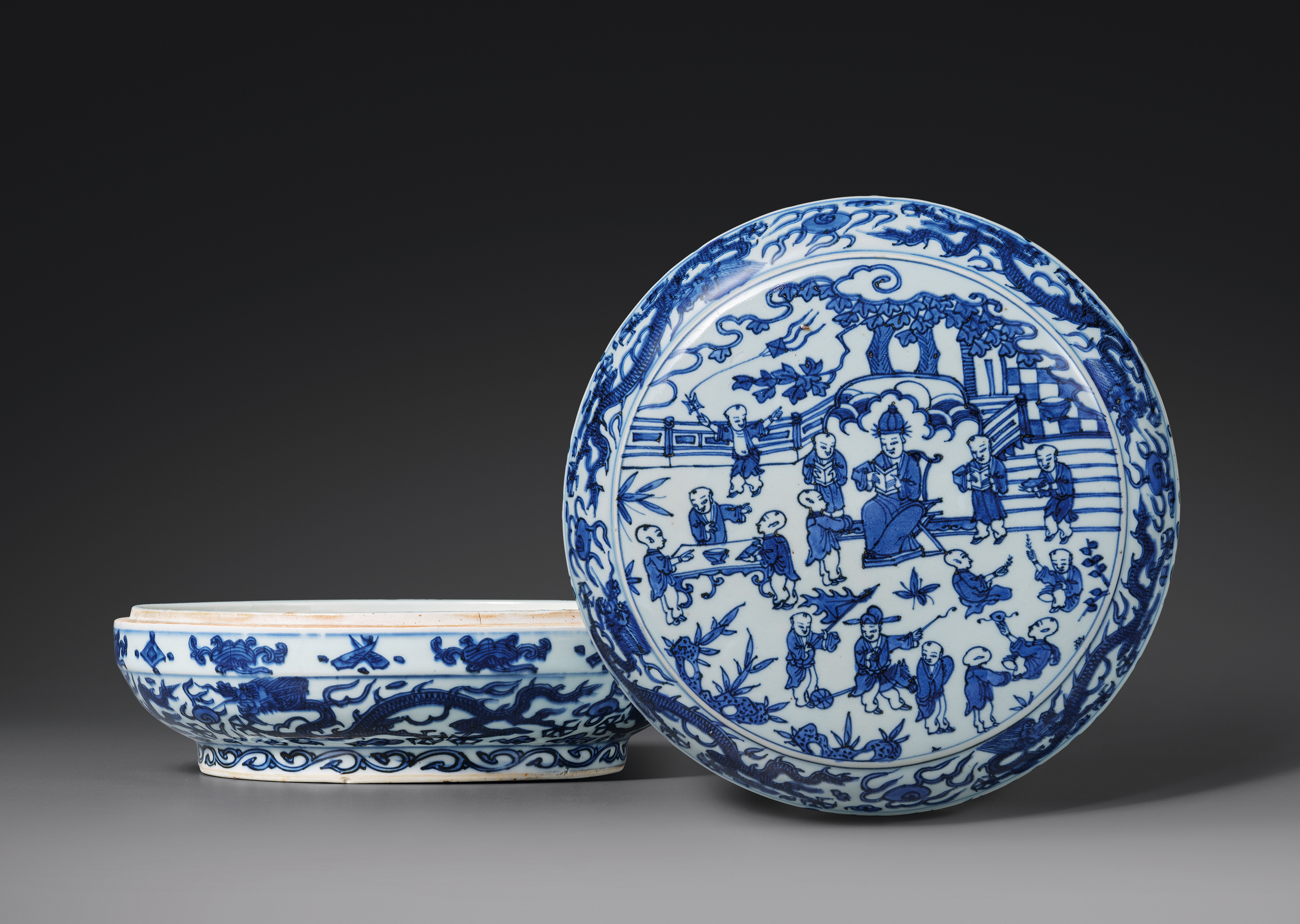 明万历 青花十六子婴戏图云龙赶珠纹盖盒