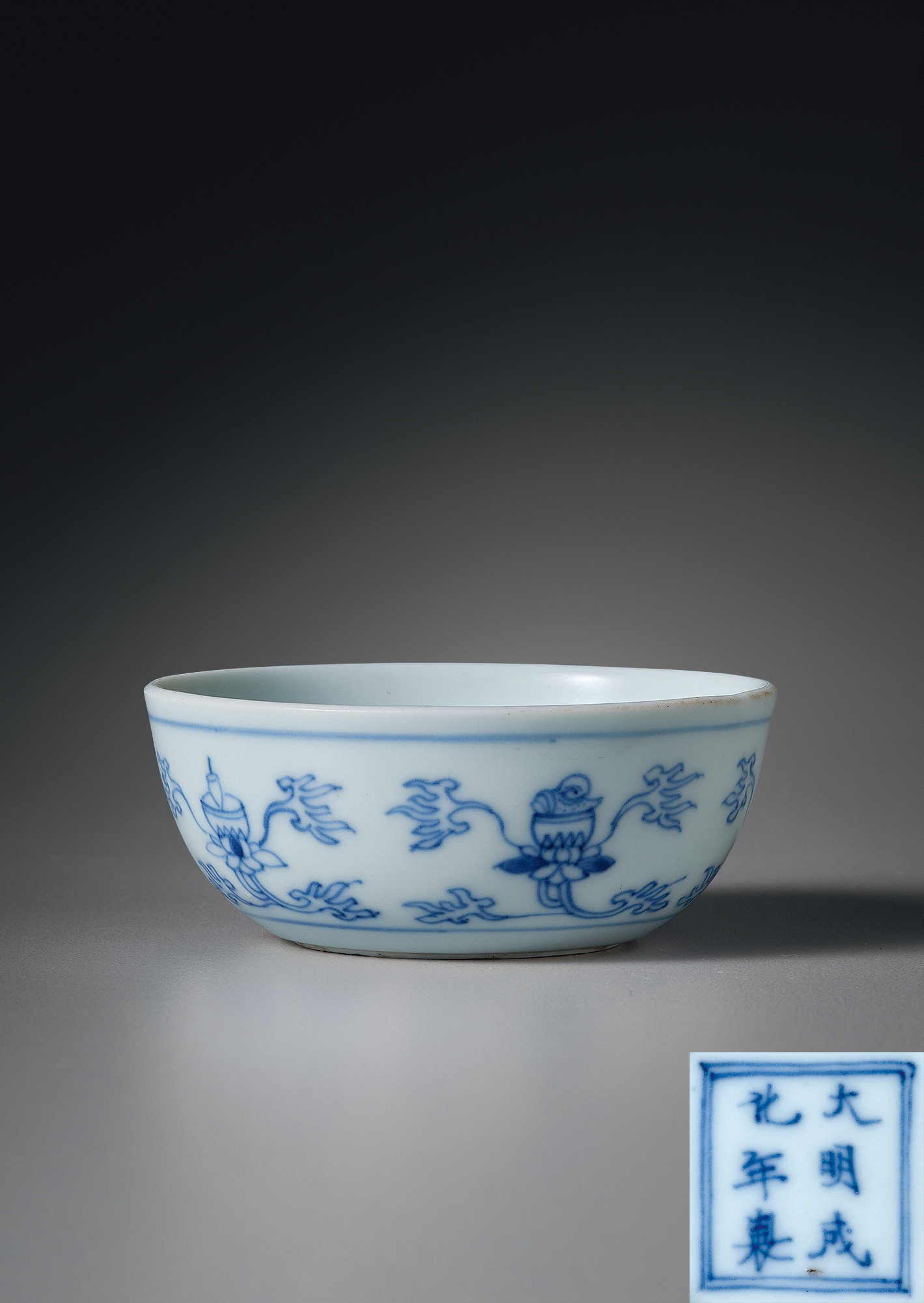 清康熙 青花淡描莲托杂宝纹卧足杯