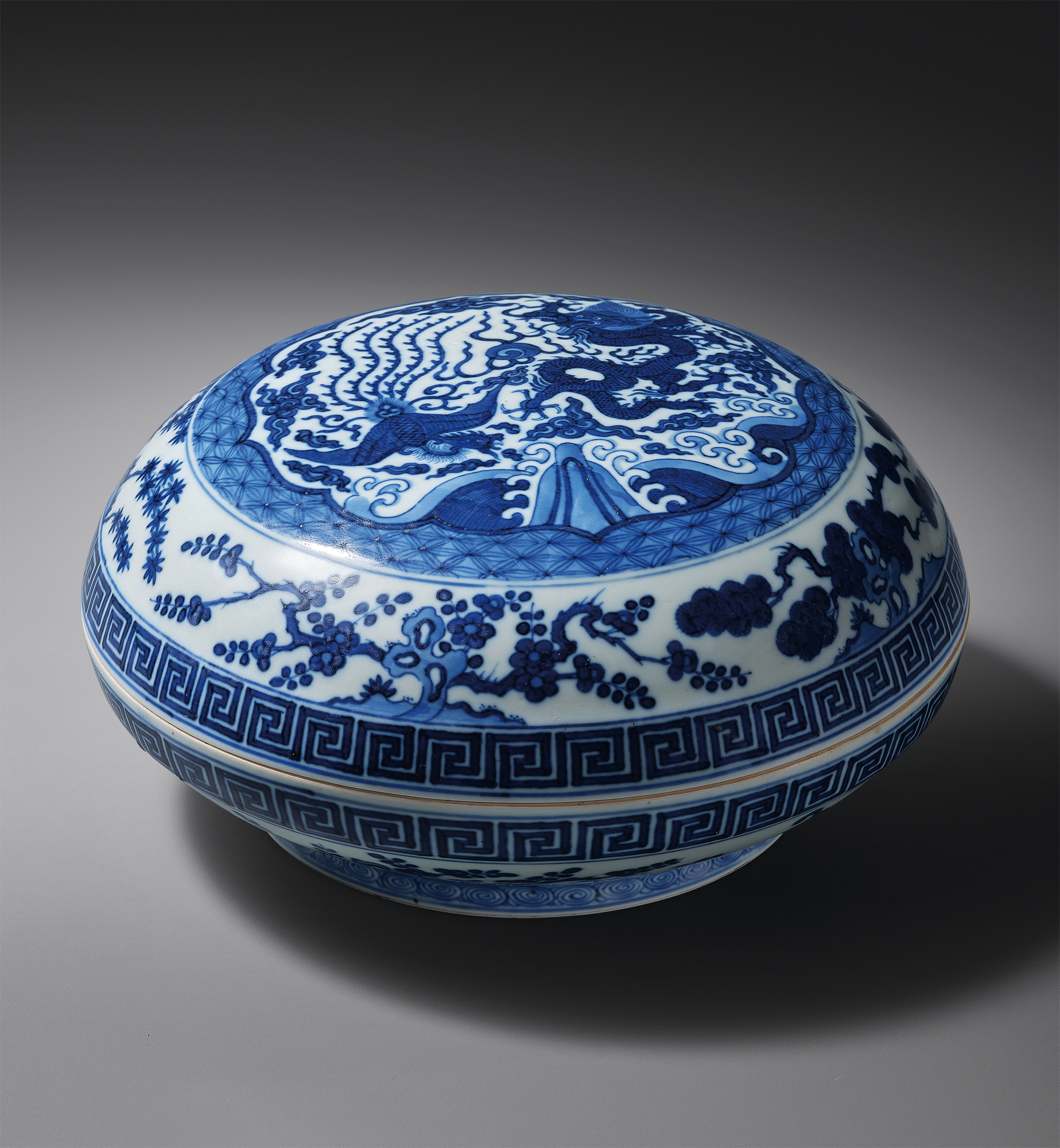 清康熙 青花岁寒三友灵芝龙凤纹盖盒