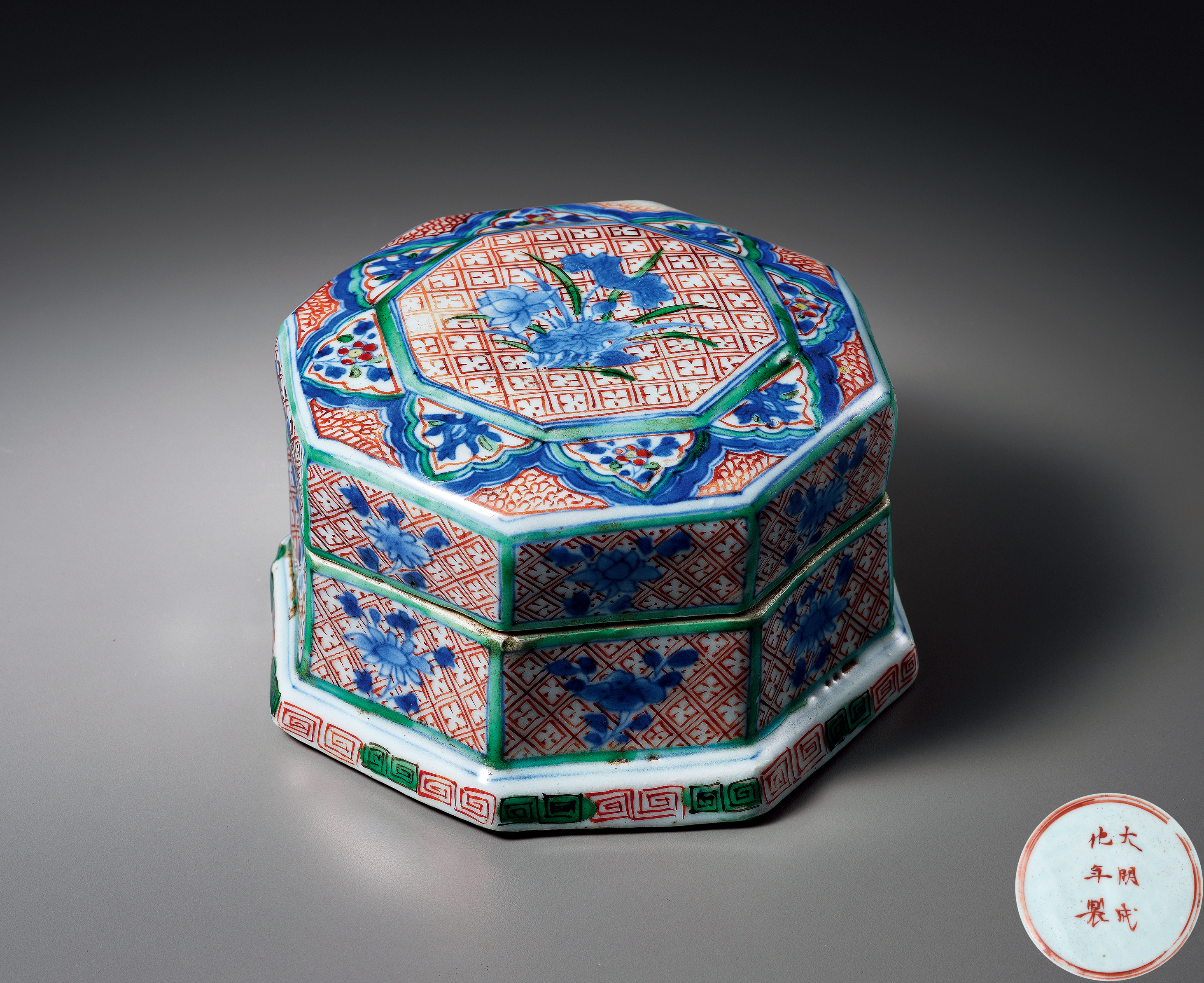 明万历 青花五彩花卉纹八方盖盒