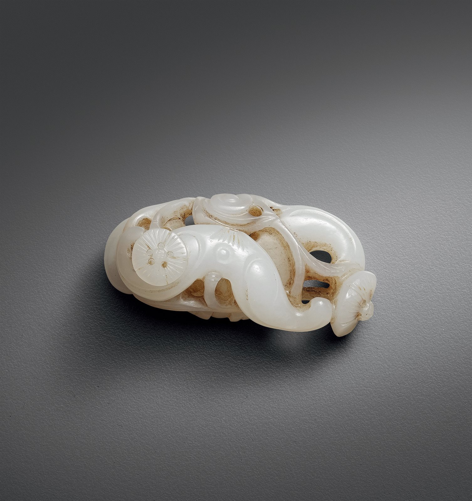 清 青白玉雕菱角莲蓬形把件