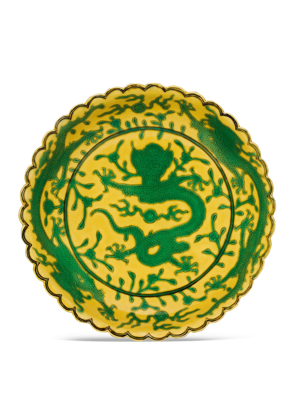 清乾隆 黄地绿彩暗刻穿花龙纹花口盘