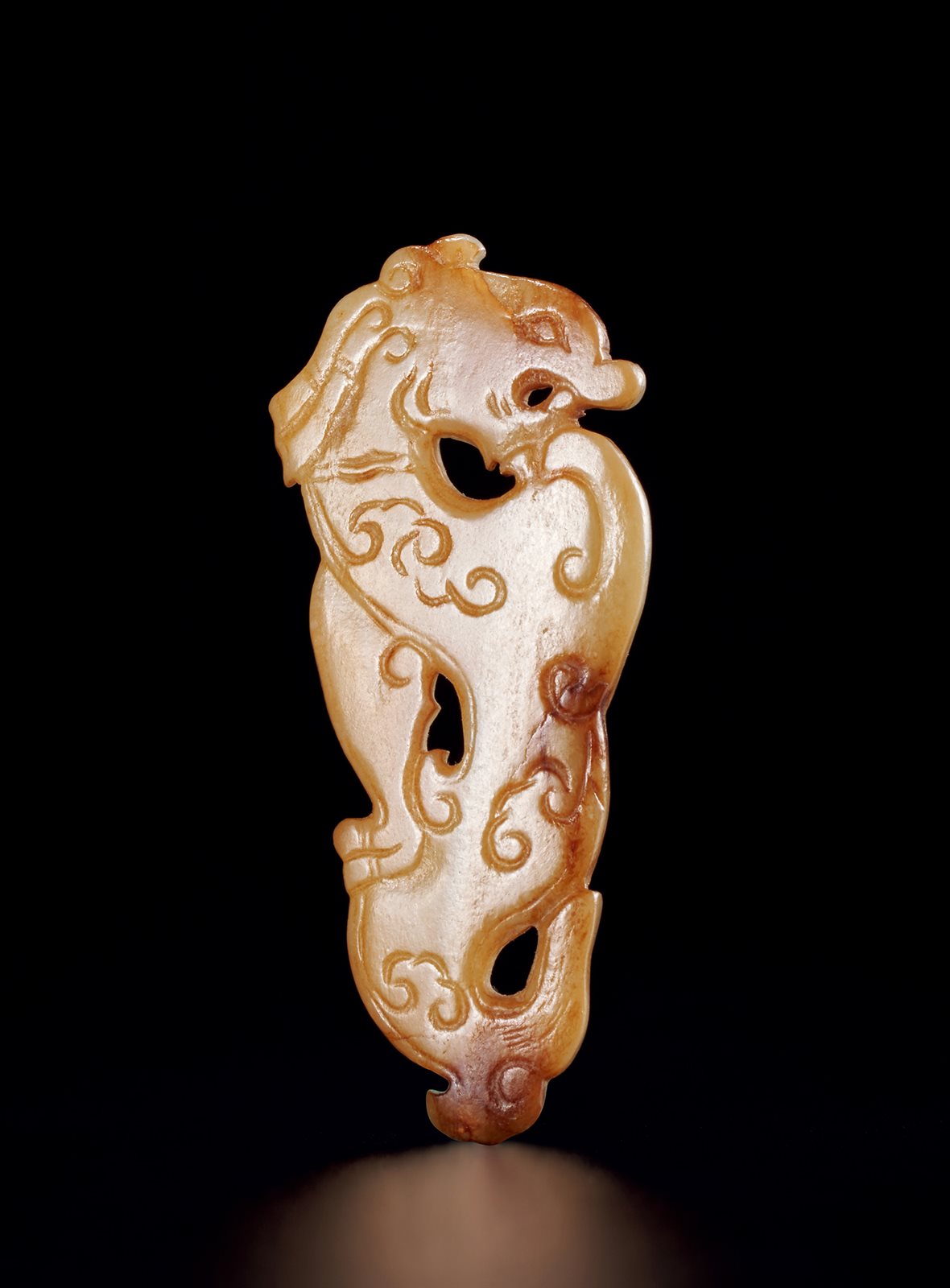 明 白玉黄沁龙纹佩