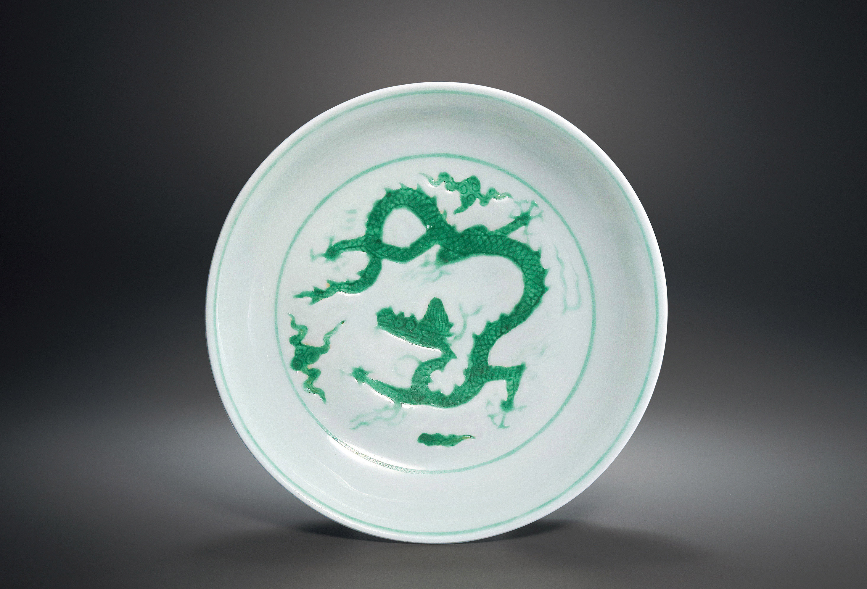 白地暗刻海水绿彩龙纹盘