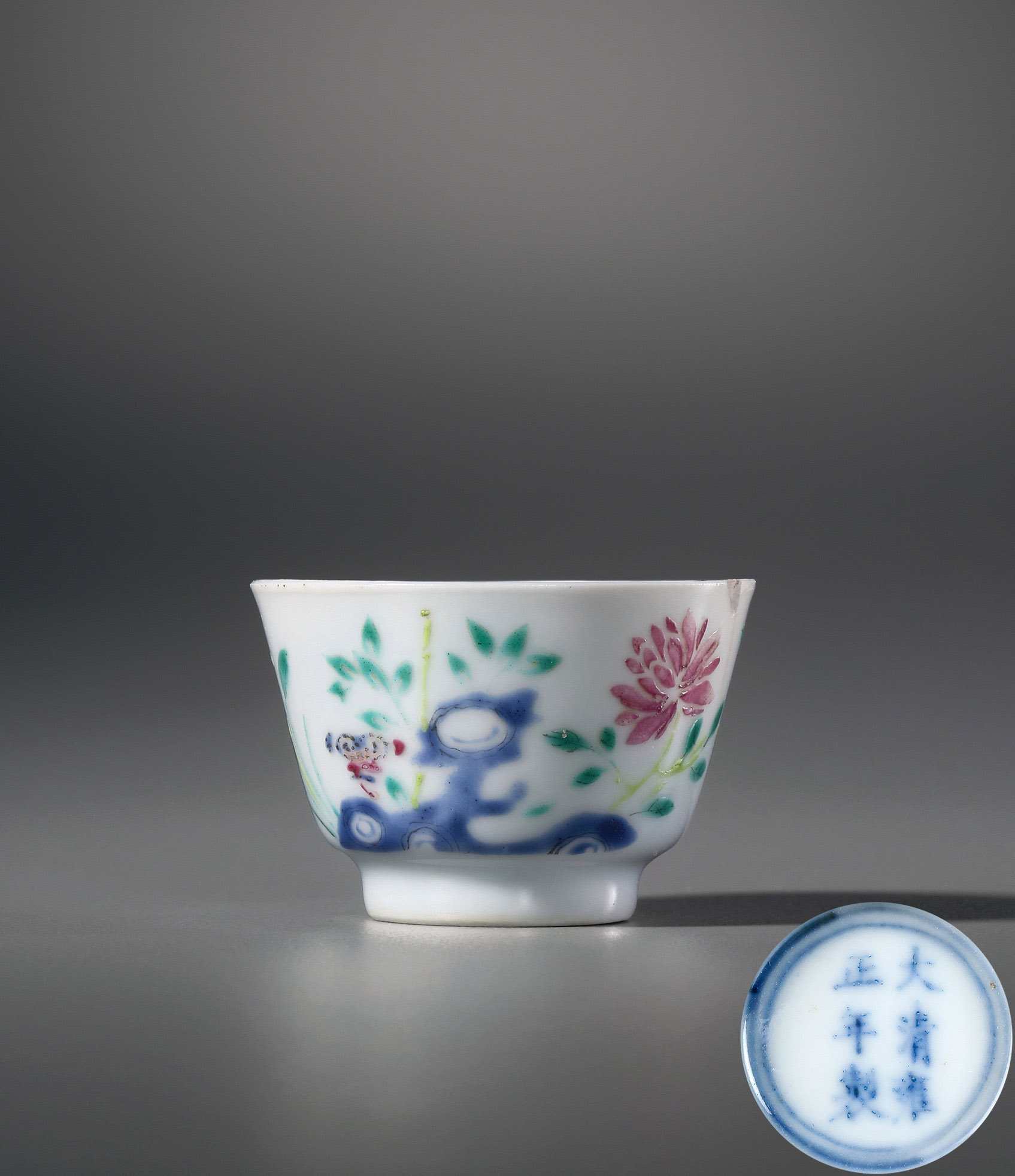 粉彩洞石花卉纹杯