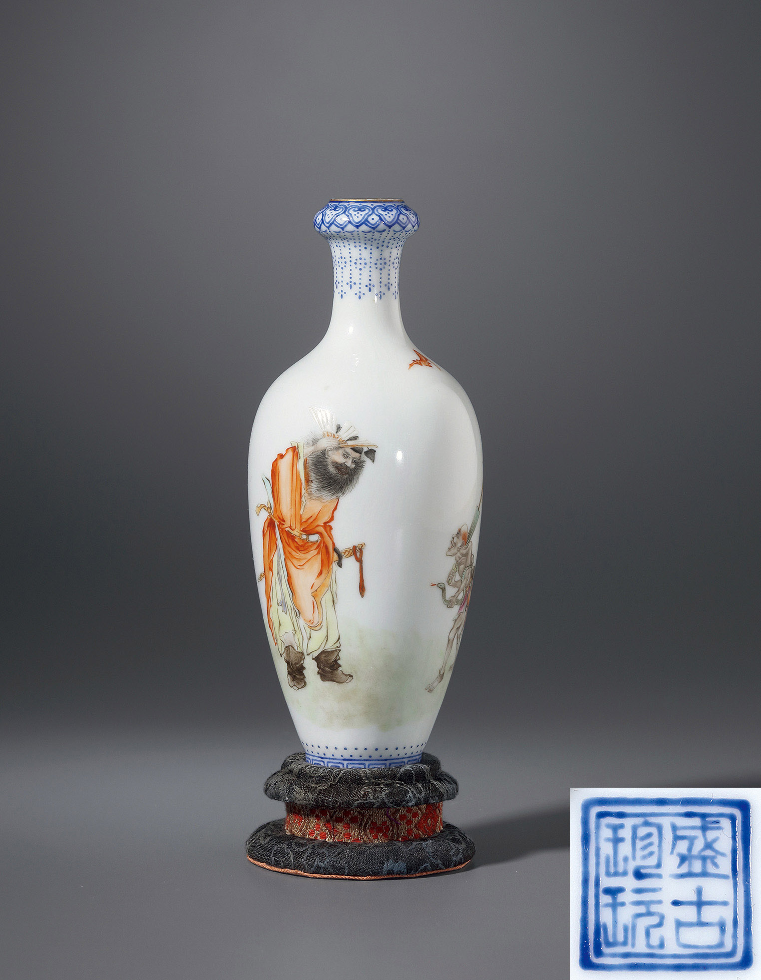 粉彩钟馗接福图诗文蒜头瓶