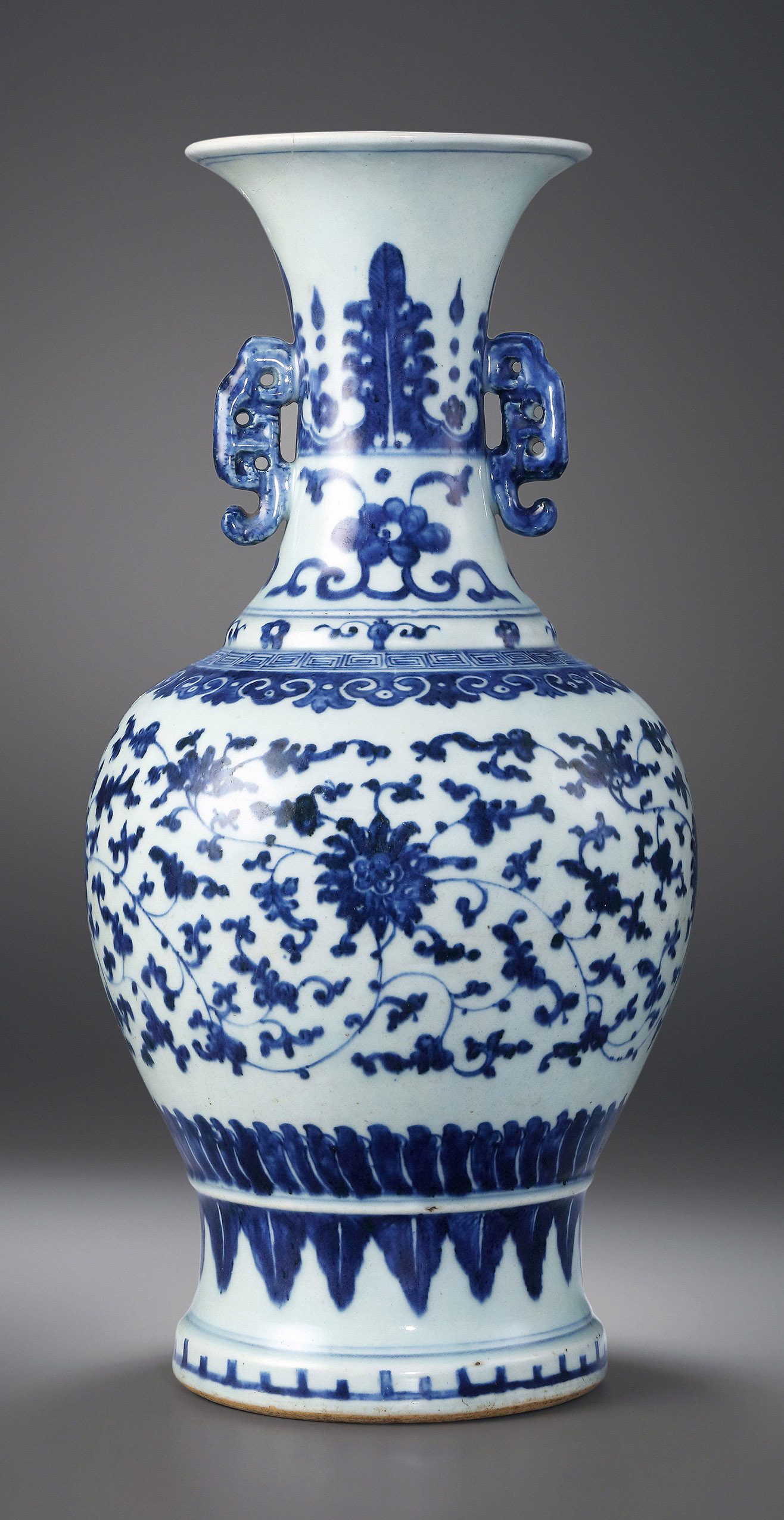青花缠枝莲纹双耳尊