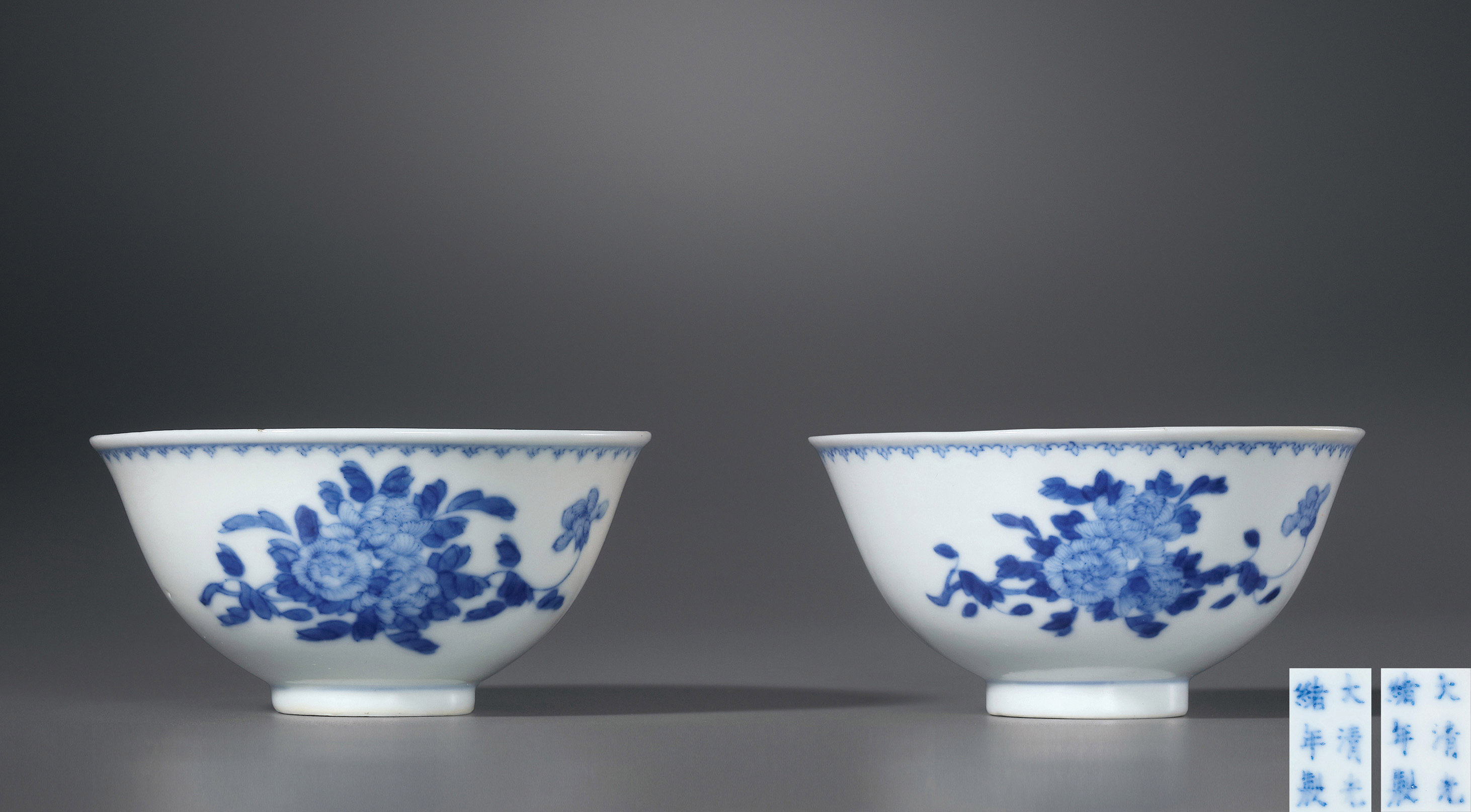 青花牡丹纹茶圆一对