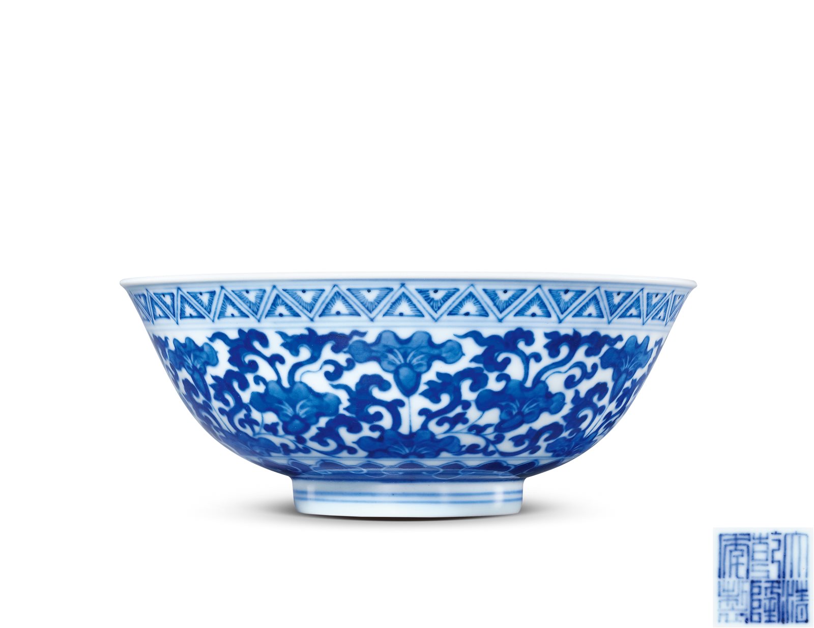 仿永乐青花内如意纹外缠枝苜蓿花纹碗